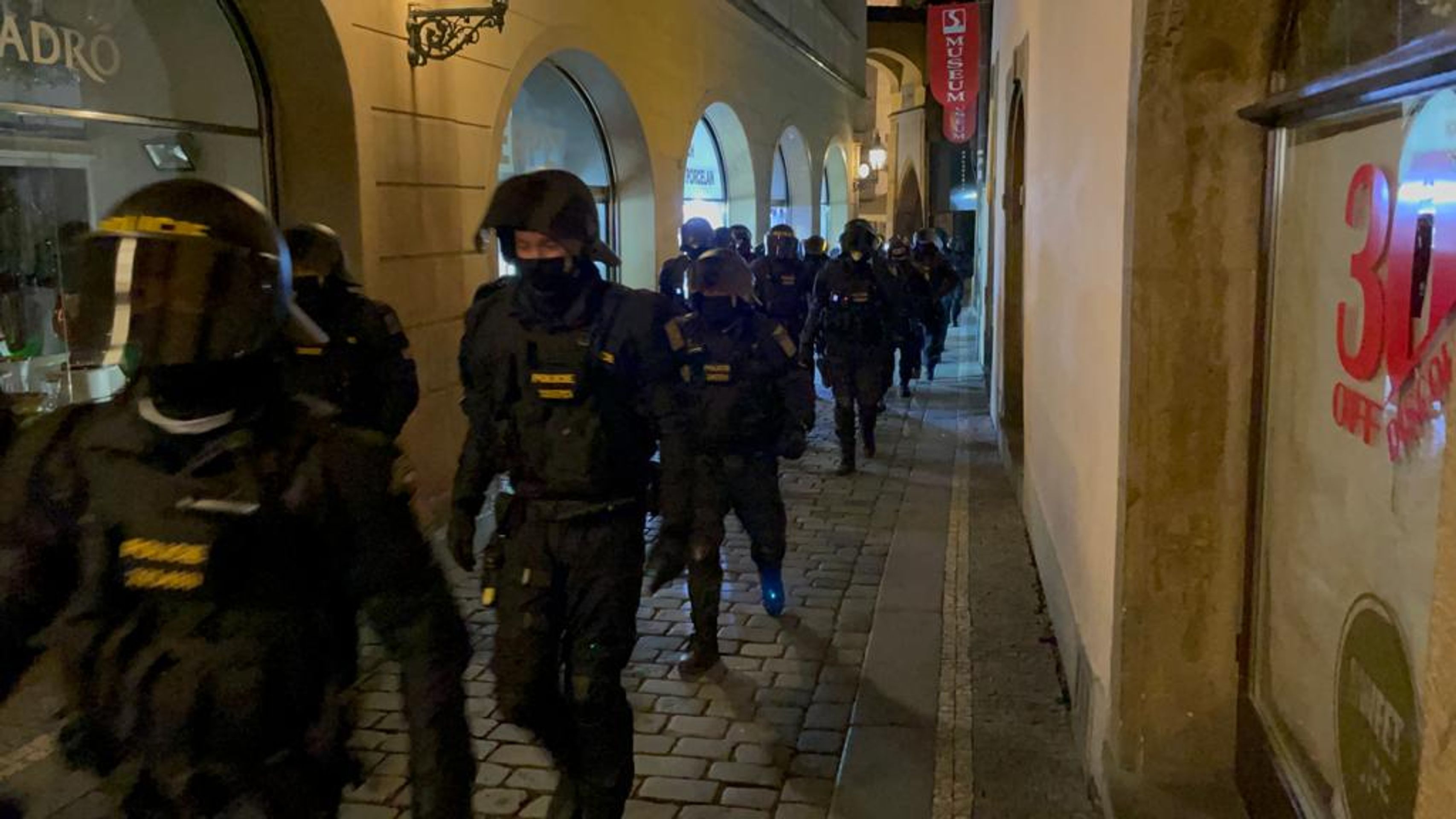 Nelegální party v Praze - 2 - GALERIE: Policie zasáhla proti nelegální party v Praze (1/5)