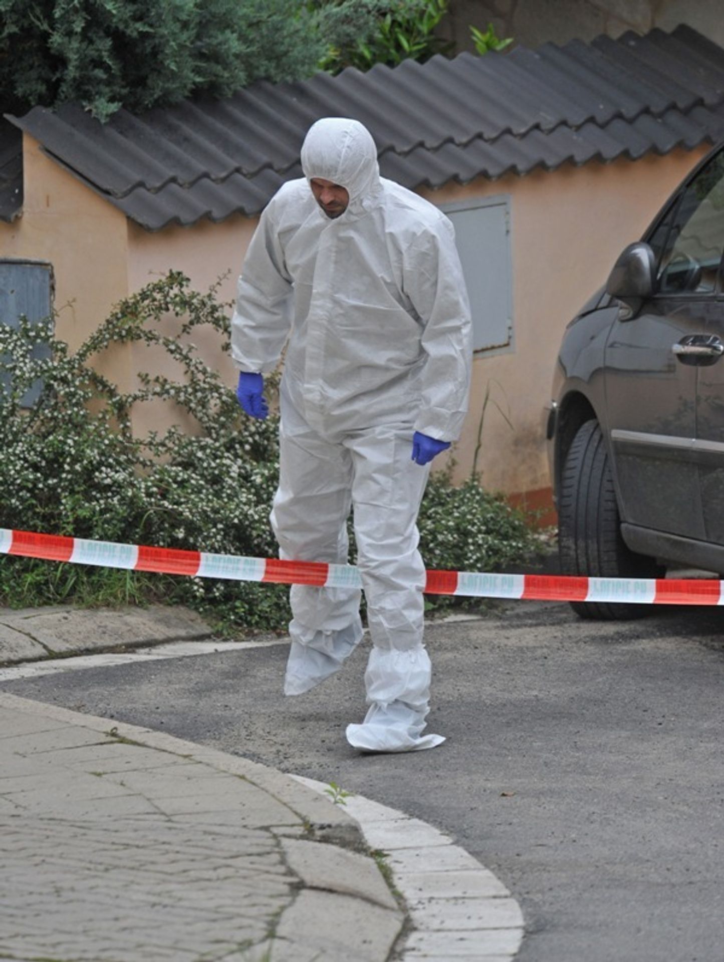 Čtyřnásobná vražda v Brně - policisté na místě činu - 8 - GALERIE: Čtyřnásobná vražda v Brně Ivanovicích - místo činu (7/8)
