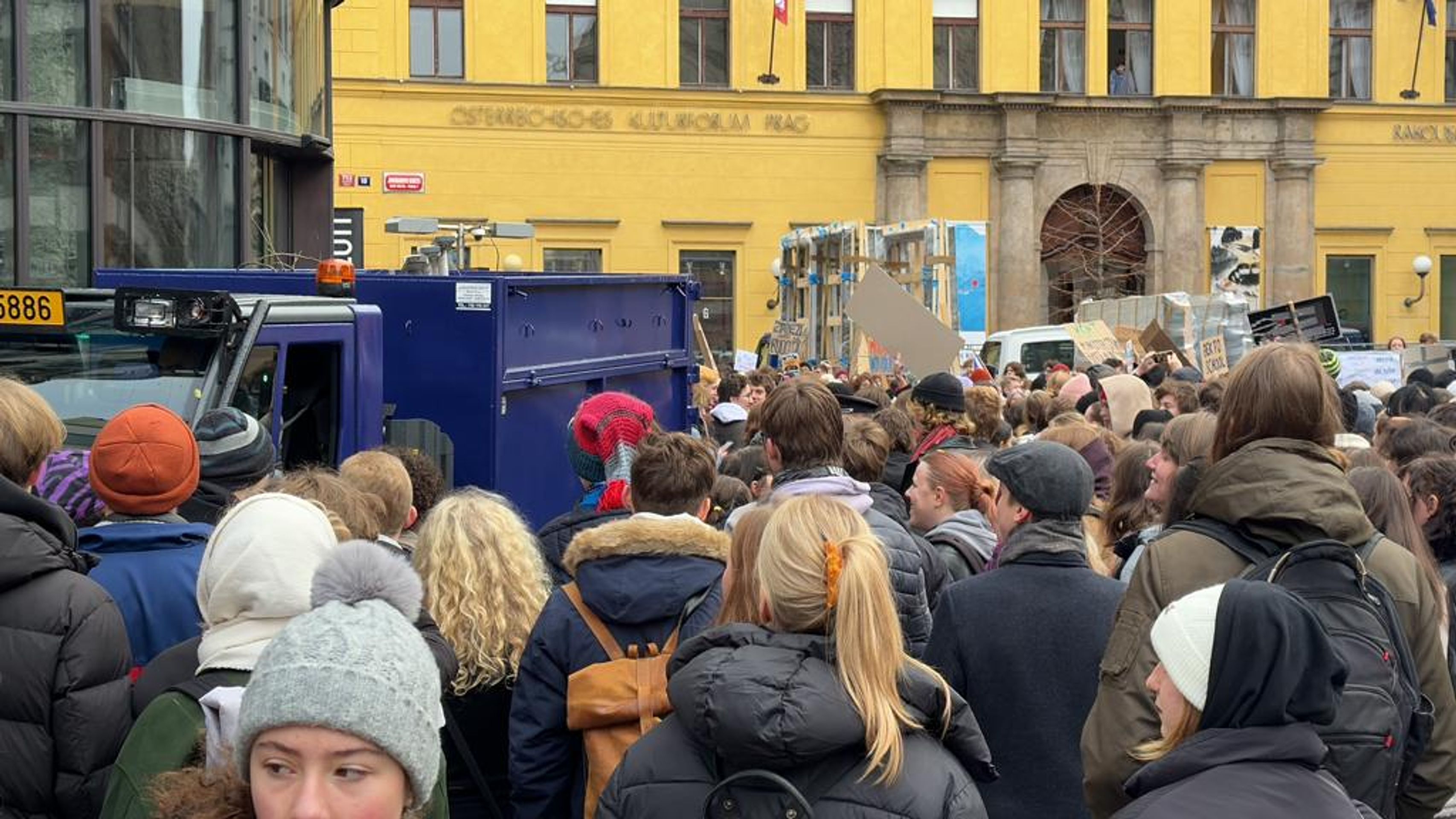 Protestní setkání (1) - Stávka a protivládní protesty (12/23)