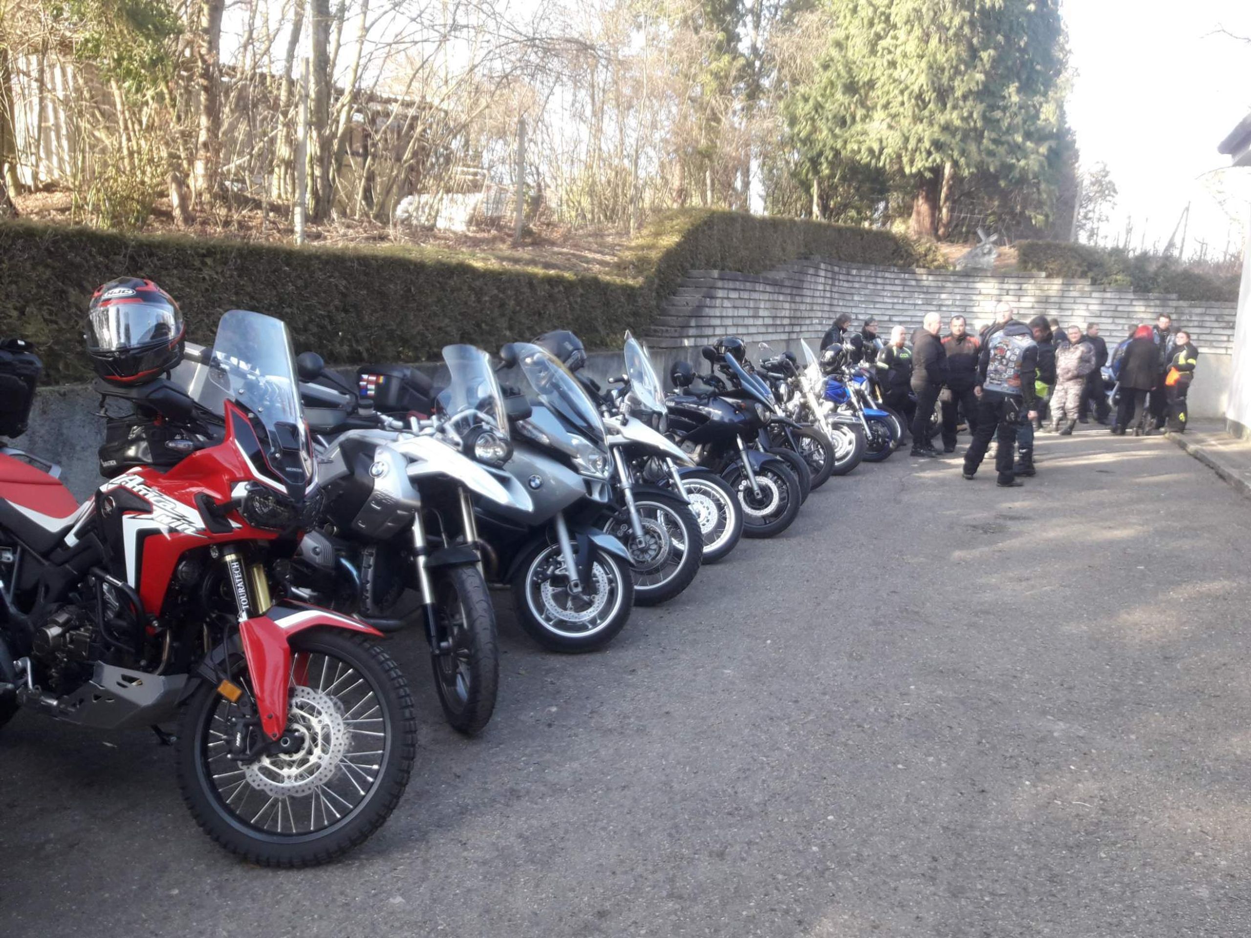 Motorkáři uctili památku Tomáše, který zemřel při čištění septiku - 1 - GALERIE: Motorkáři uctili památku Tomáše, který zemřel při čištění septiku (1/8)
