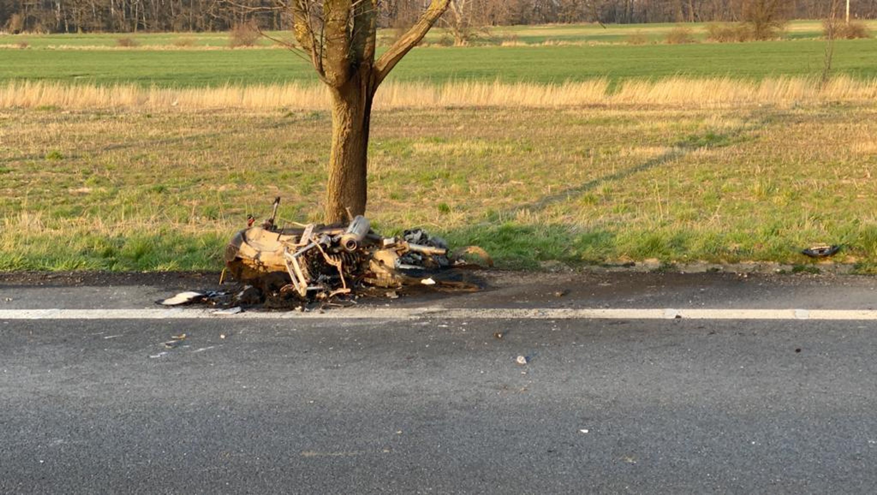 Nehoda dvou motocyklů u Poděbrad - 1 - GALERIE: Nehoda motorek u Poděbrad (7/7)