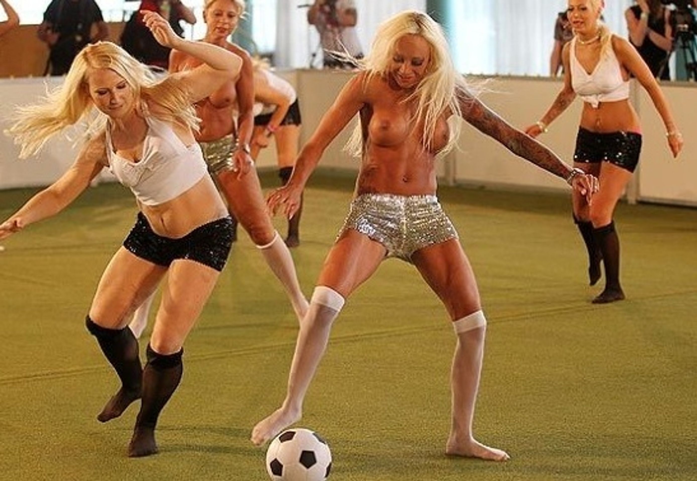 Fotbalistky ukazovaly i štíhlé nohy a sexy bříška - 6 - GALERIE: Inkasovaný gól = prsa ven. Fotbalistky ukazovaly i štíhlé nohy a sexy bříška (6/11)