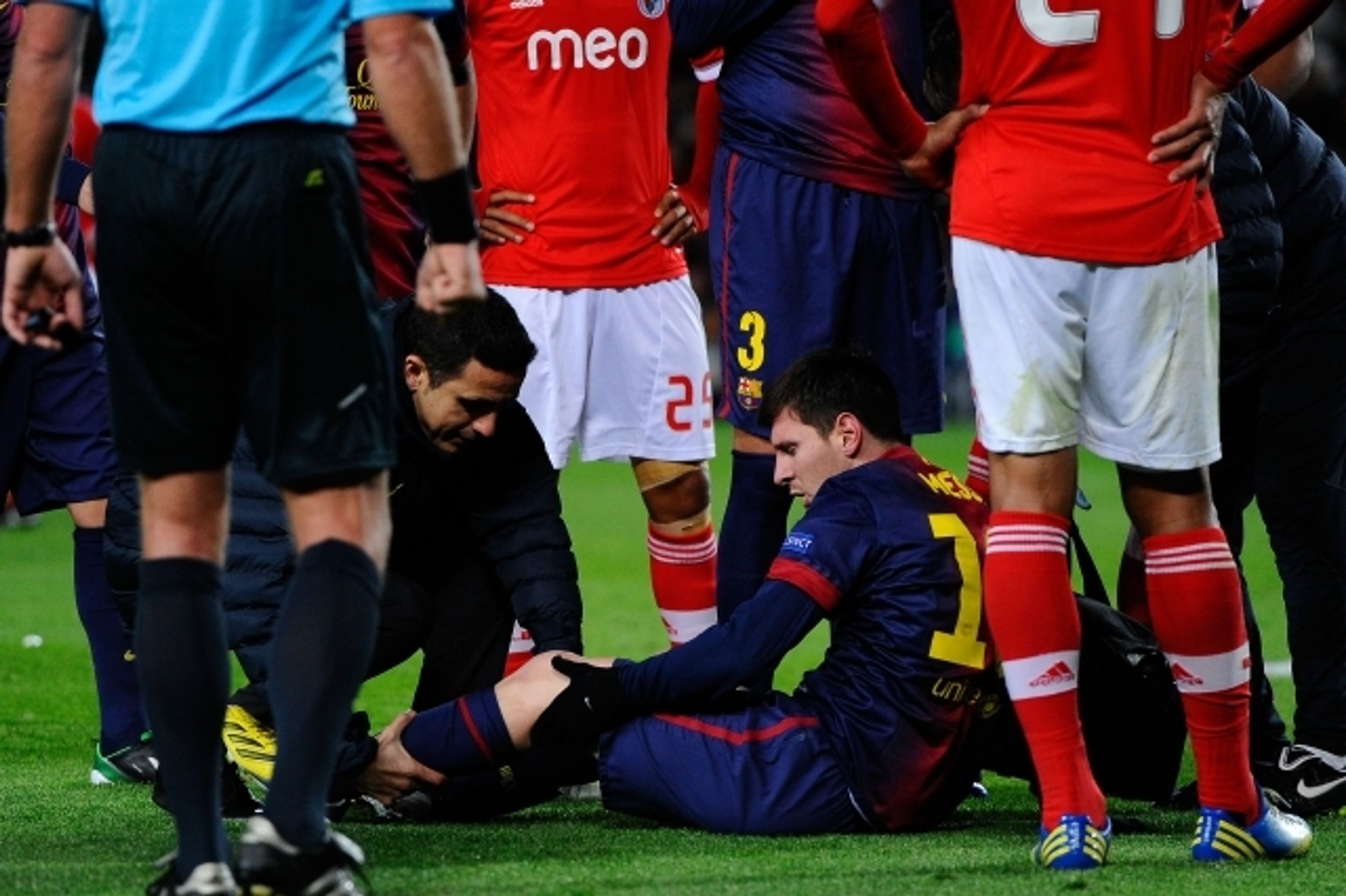Messi se zranil v LM - 10 - GALERIE: Messi se zranil v Lize mistrů (5/13)