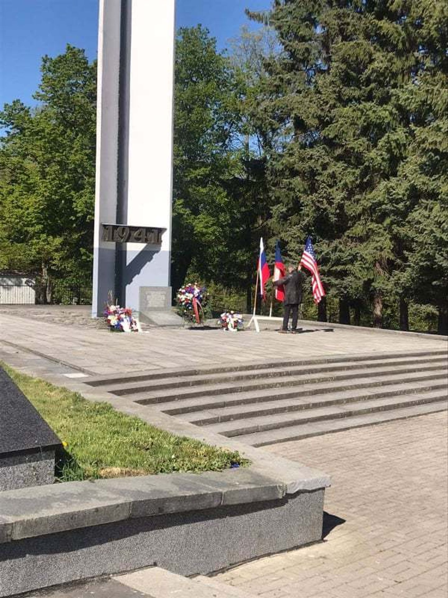 Radnice v Sokolově nechala odstranit americkou vlajku - 6 - GALERIE: Radnice v Sokolově nechala odstranit americkou vlajku před pietním aktem (1/6)