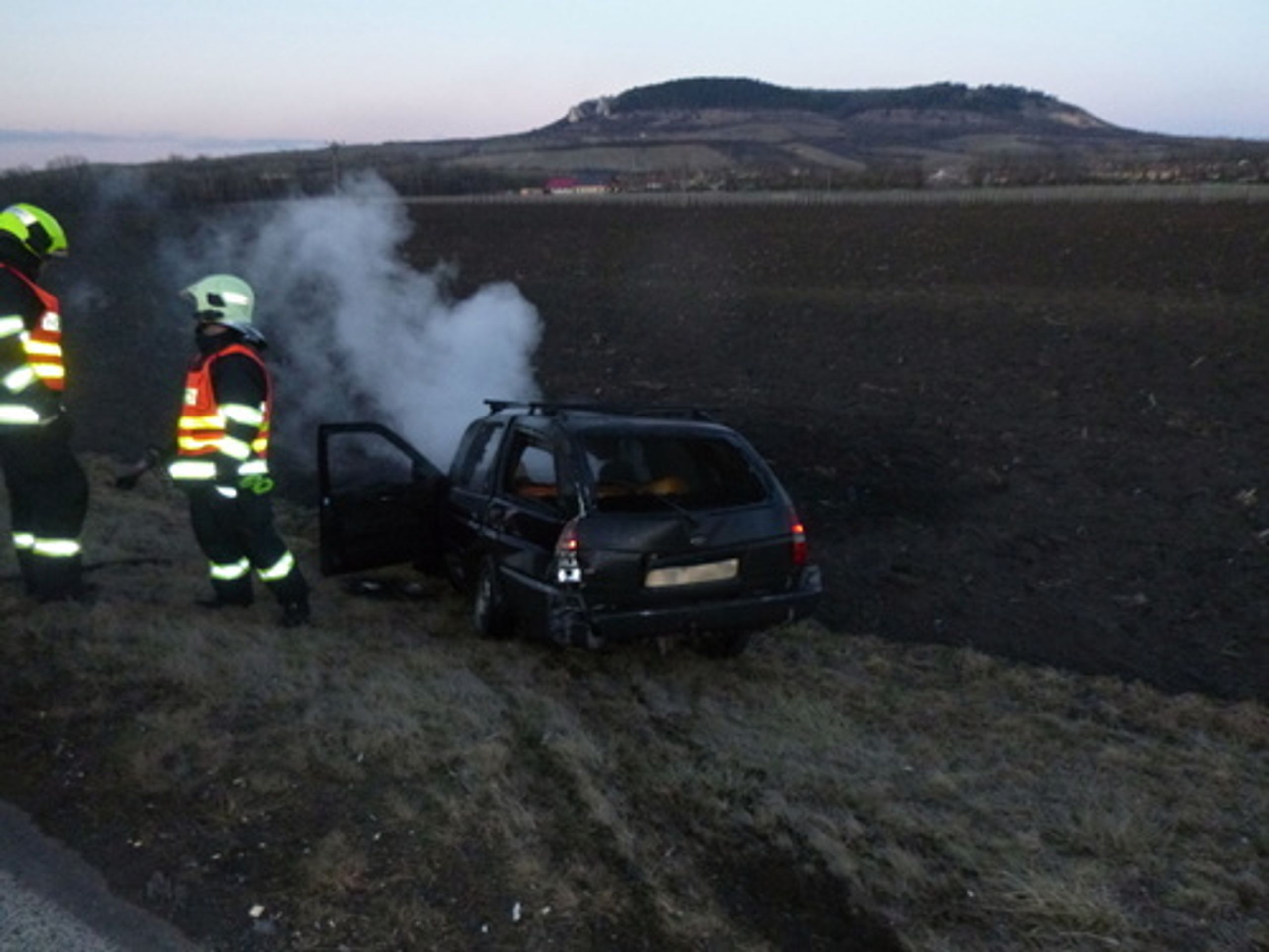 Hasič v civilu zachránil muže z hořícího vozu - 4 - GALERIE: Hasič v civilu zachránil muže z hořícího vozu (4/11)