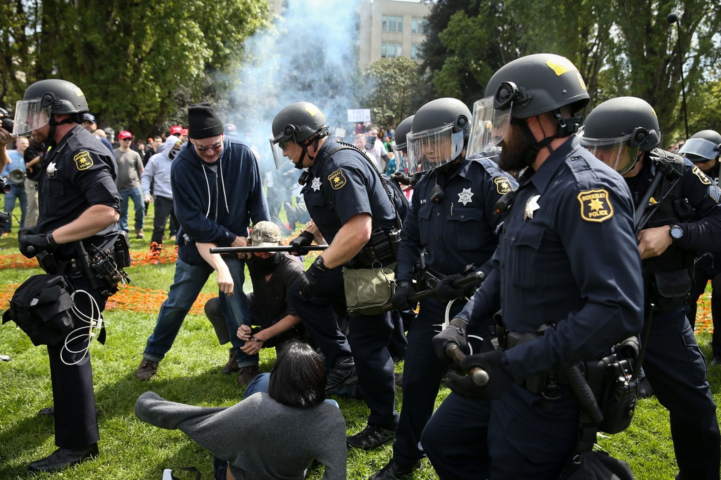 Bitka při protestech v Berkeley - GALERIE: Demonstrace v Berkeley přerostla v hromadnou bitku (3/6)