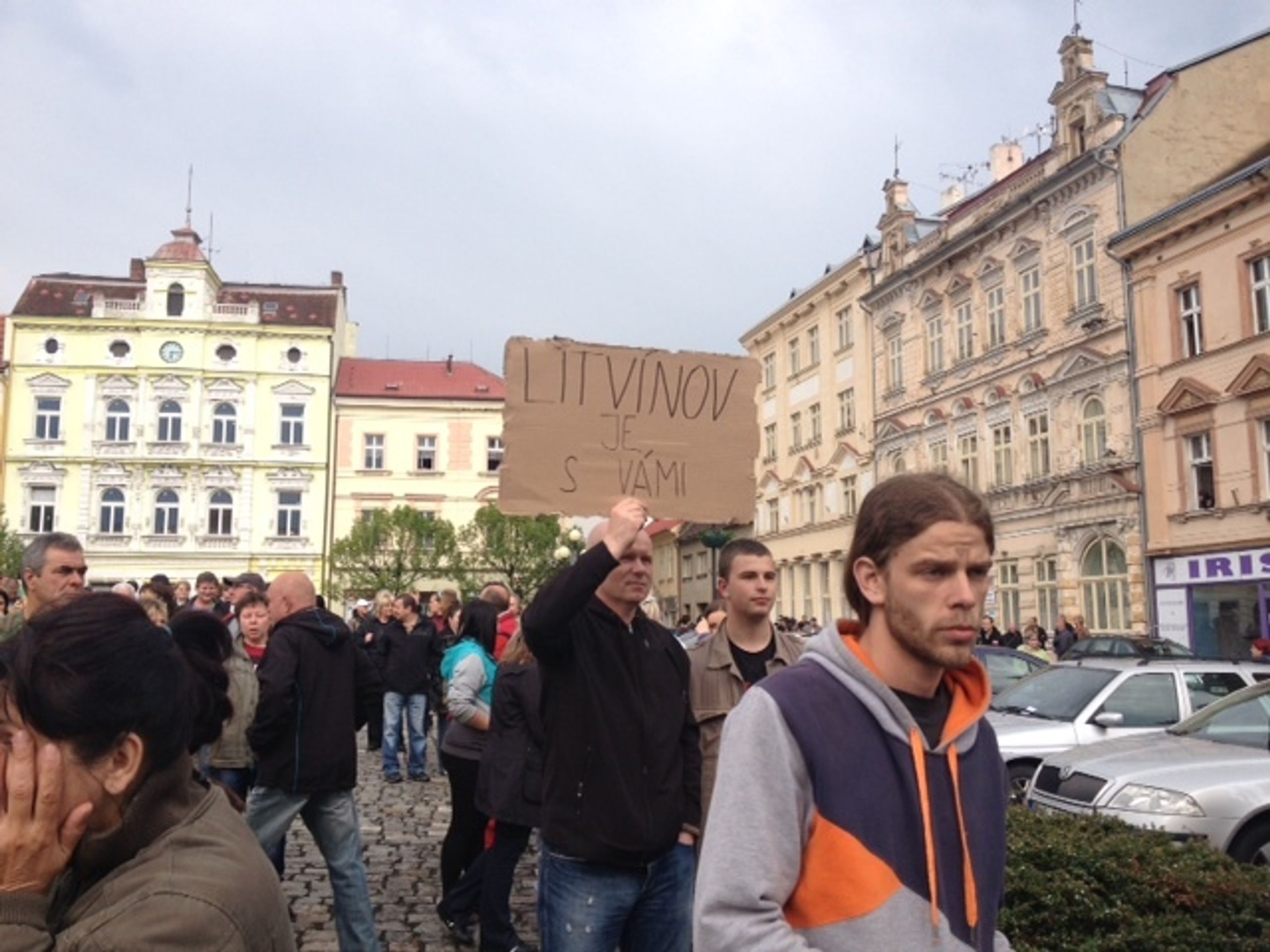 Demonstrace na náměstí v Duchcově - 4 - GALERIE: Demonstrace na náměstí v Duchcově (4/4)