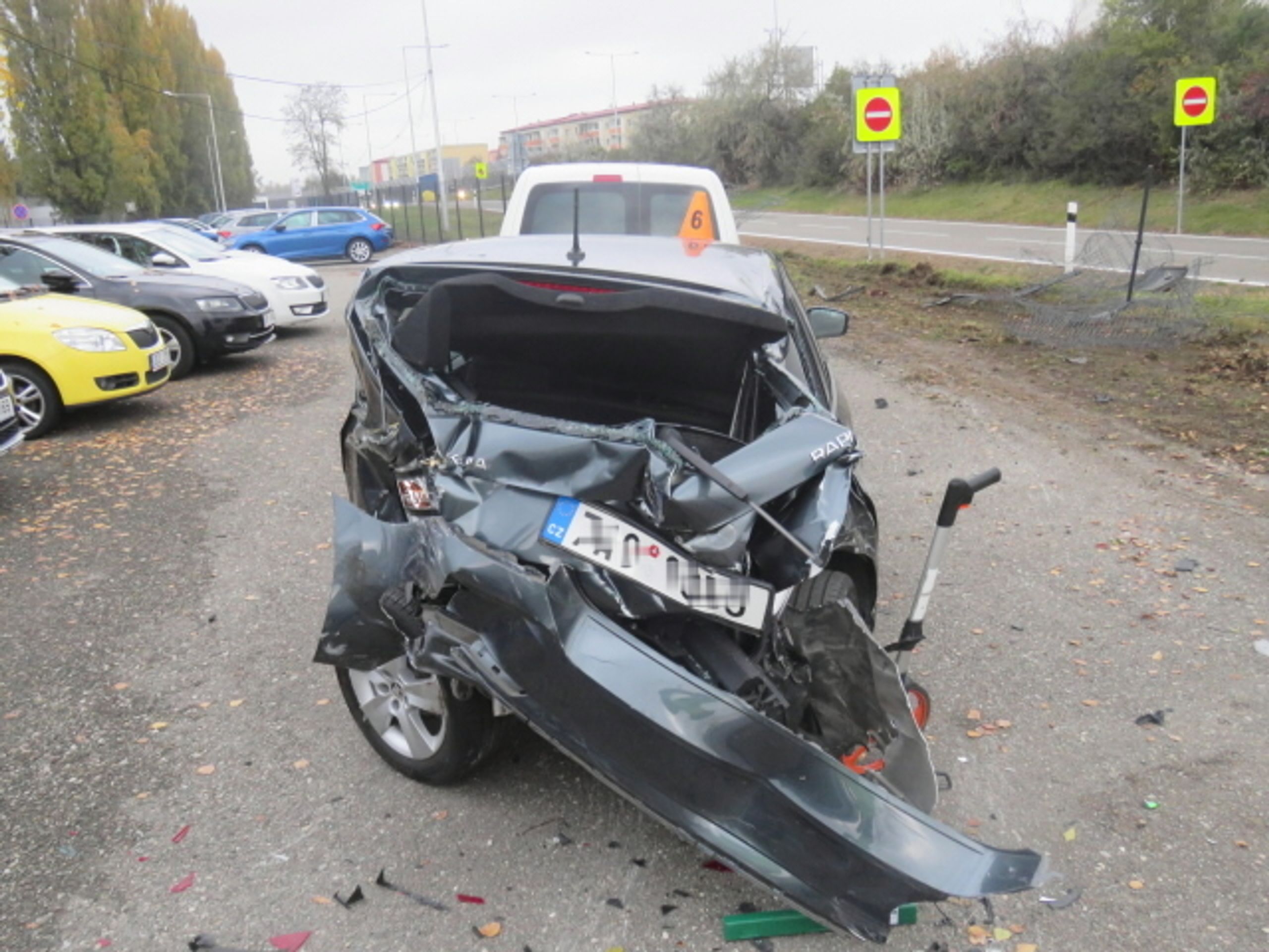 Nákladní auto vjelo do autobazaru, kde nabouralo několik aut - 8 - GALERIE: Nákladní auto vjelo do autobazaru, kde nabouralo několik aut (17/17)