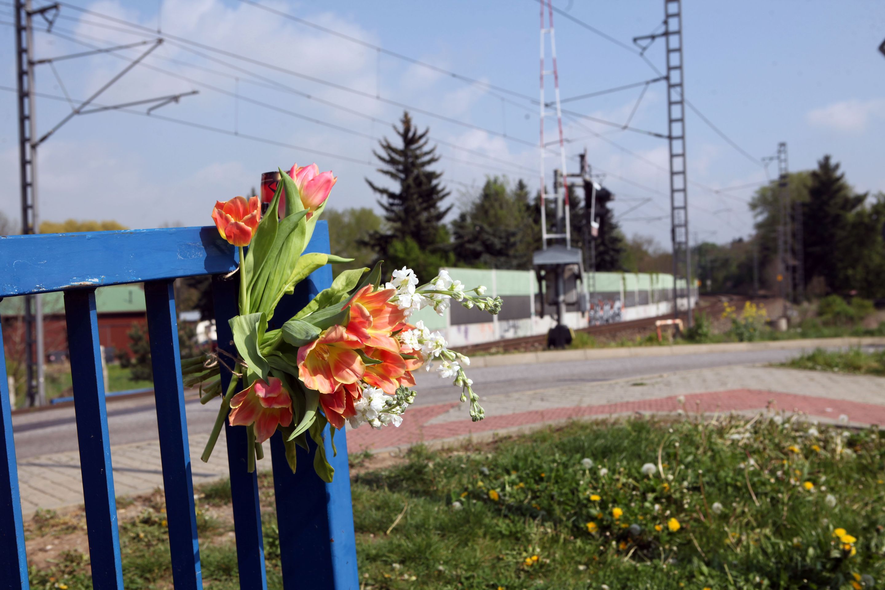 První květiny na místě, kde Iveta Bartošová spáchala sebevraždu - 1 - GALERIE: První květiny na místě, kde Iveta Bartošová spáchala sebevraždu (1/6)