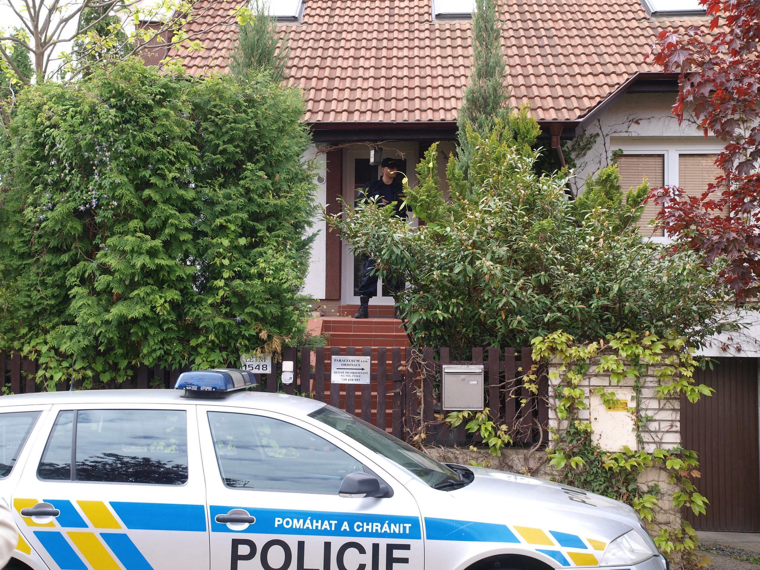 Policie prohledává dům Davida Ratha - 4 - Policie prohledává dům Davida Ratha (4/6)