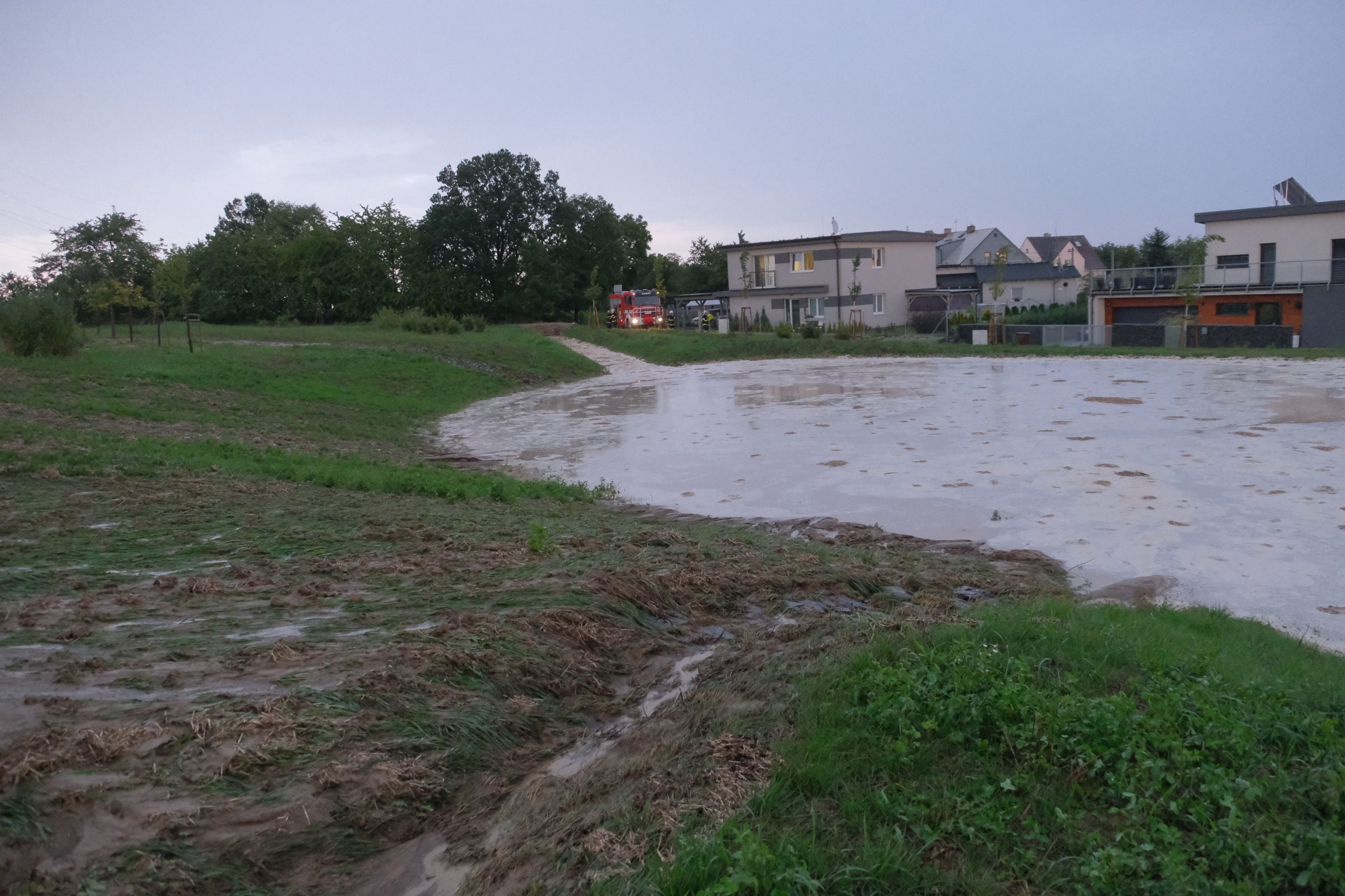 Moravskoslezští hasiči vyjeli v neděli odpoledne skoro 50krát - 4 - GALERIE: Bouřky na Moravě a ve Slezsku (18/21)