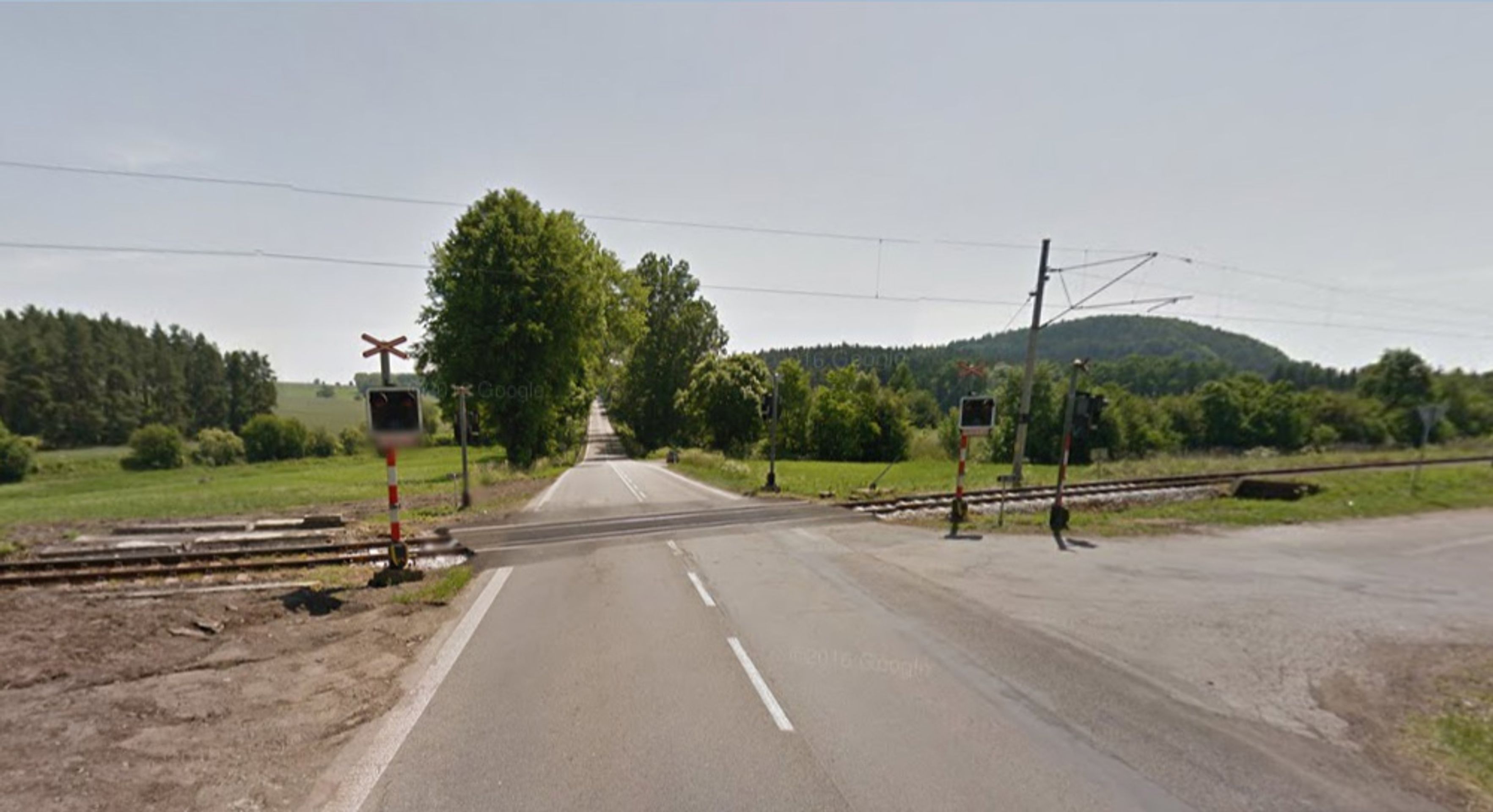 Nebezpečné přejezdy: P 1173, České Budějovice - Plzeň, Jihočeský kraj - přejezd bez závor, ŘEŠENÍ: se závorami. DŮVOD: U zastávky Dolní Poříčí - silnice I. třídy, nehodovost, velký provoz - GALERIE: Nebezpečné přejezdy - Jihočeský kraj (7/18)