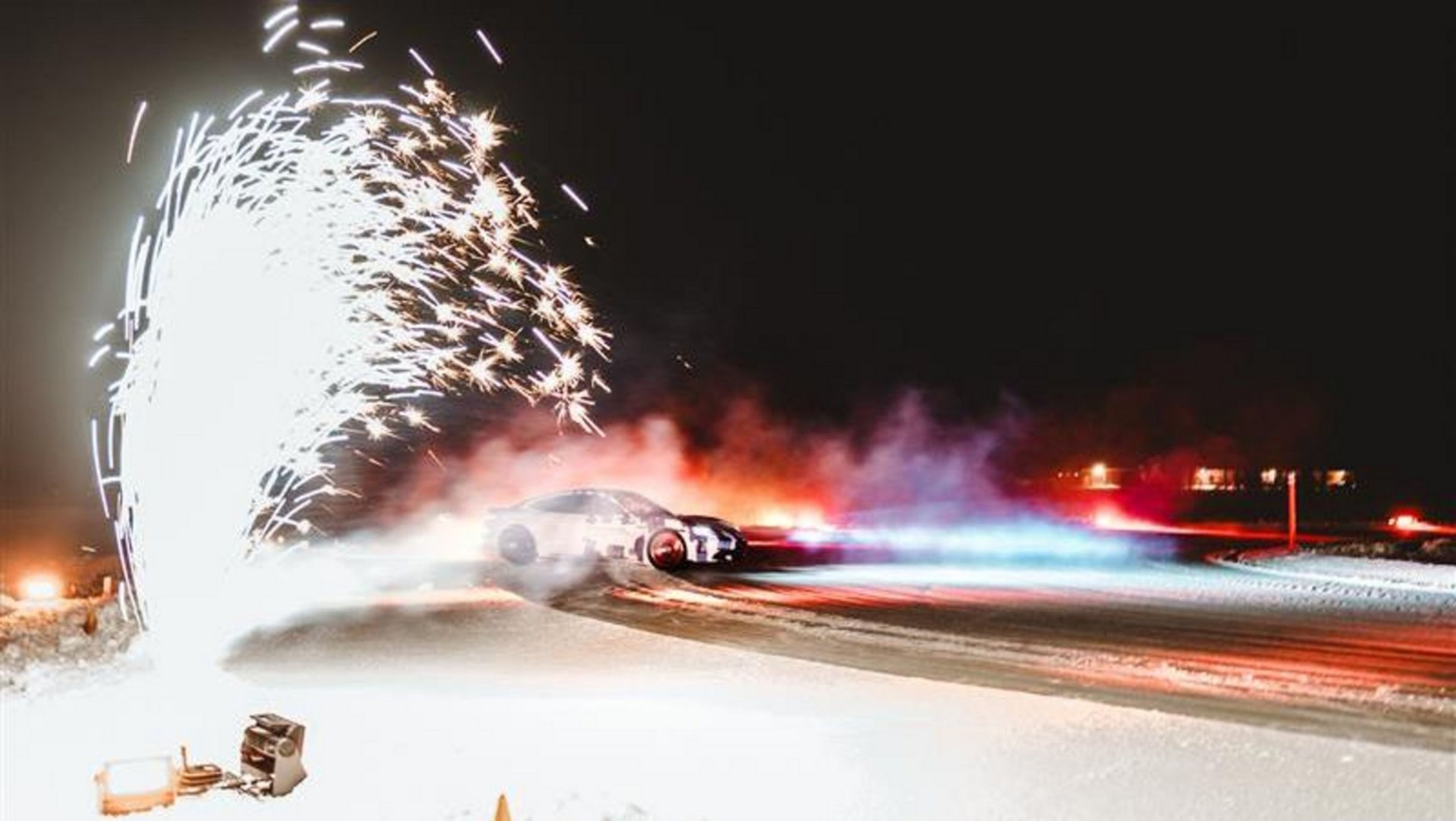 Porsche Taycan při driftu na ledové dráze - Porsche Taycan při rekordním driftu na ledové dráze (8/11)