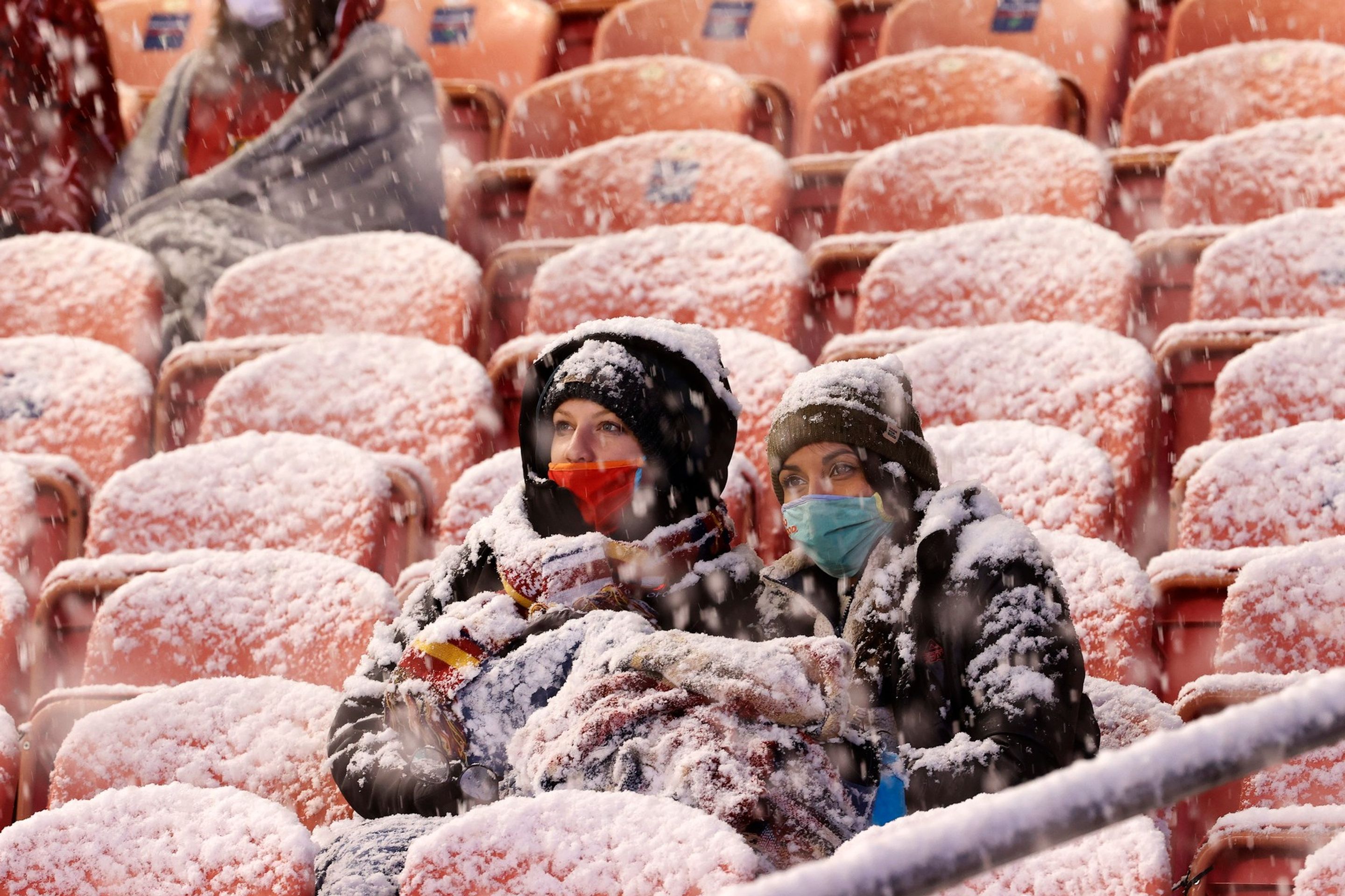 Fanoušci na tribunách pořádně promrzli - GALERIE: Velká sněhová bitva! Hřiště v Salt Lake City zasypala vánice (12/13)