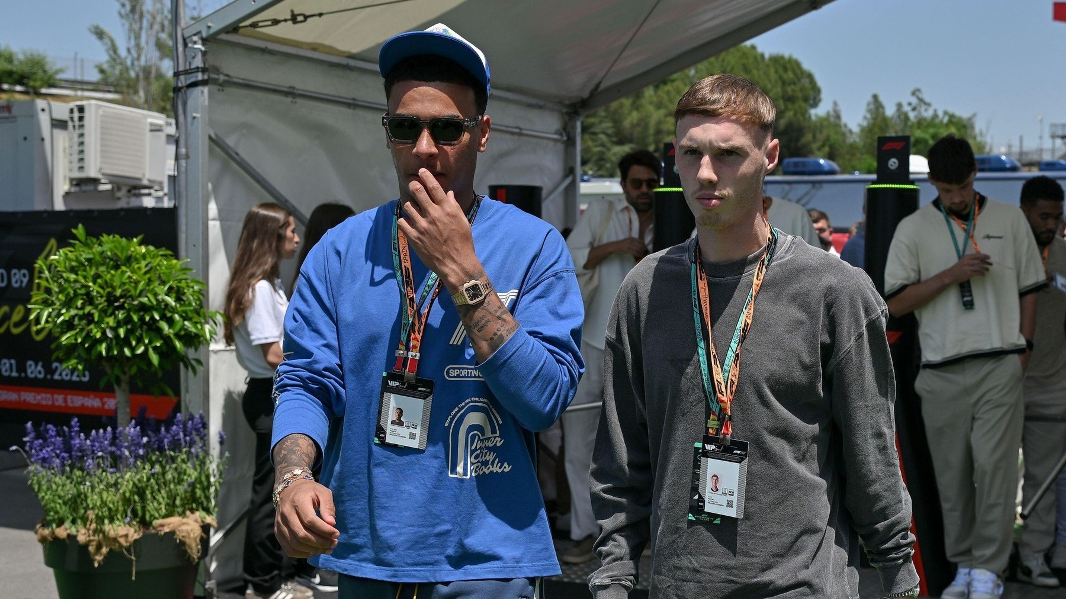 Cole Palmer (vpravo) a Morgan Rogers (cropped) - Celebrity na F1 v Barceloně (7/10)