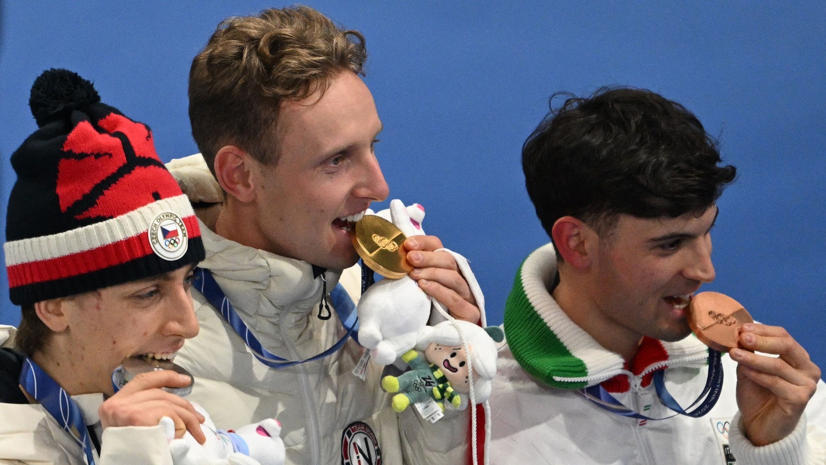 Jak chutná stříbrná medaile z olympiády? Metoděj Jílek (vlevo) vydřel v 19 letech velký úspěch - Metoděj Jílek získal na ZOH 2026 stříbrnou medaili (1/5)