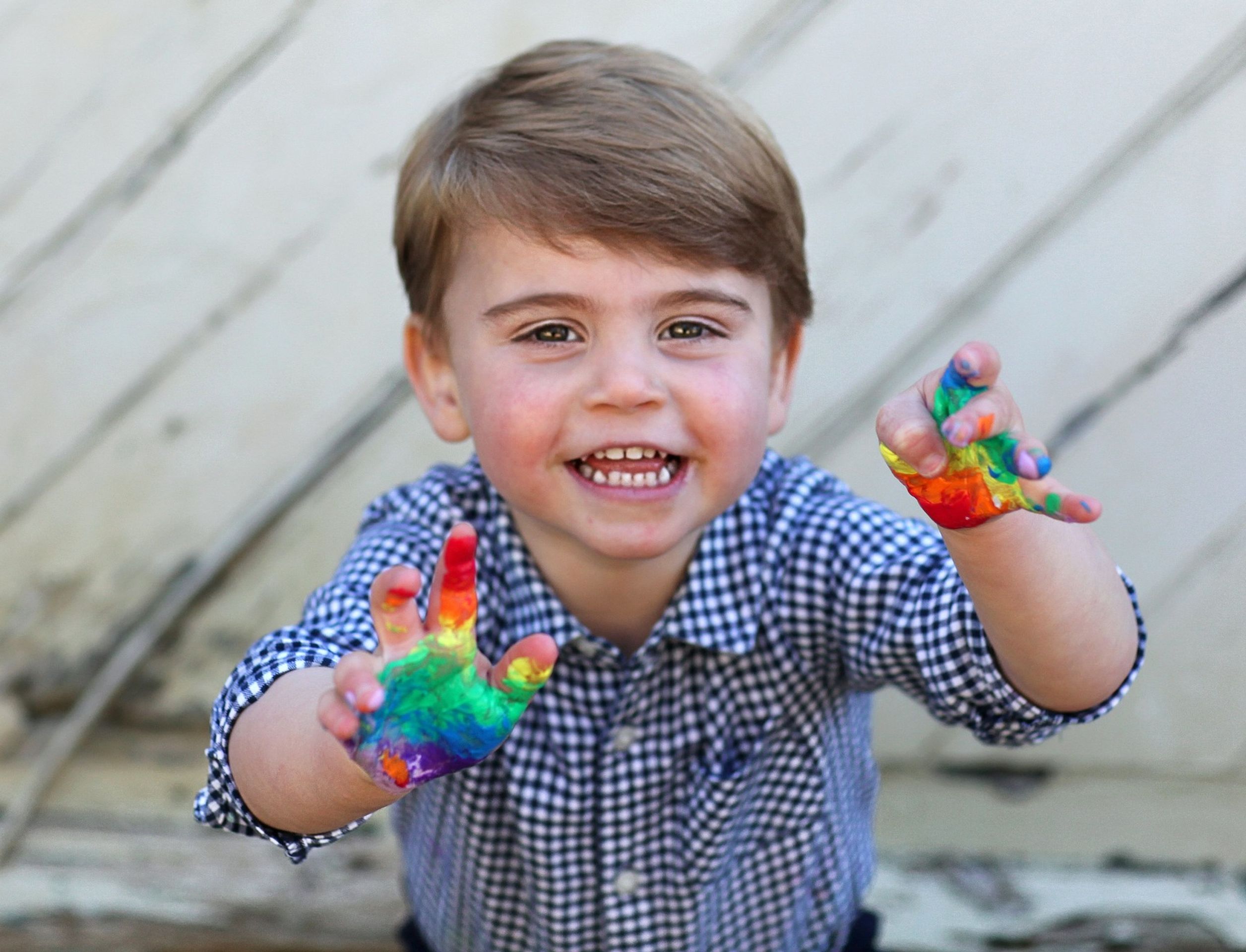 Oficiální fotografie ke druhým narozeninám prince Louise (3) - Oficiální narozeninové fotografie královské rodiny (6/24)