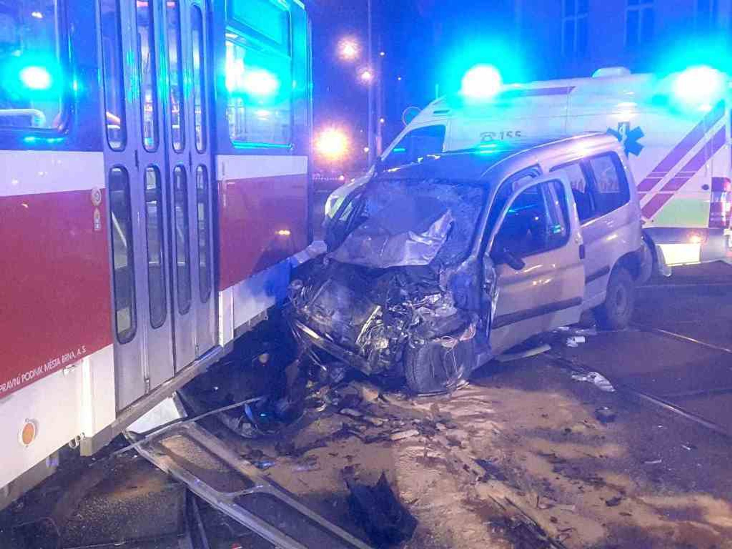 Nehoda auta a tramvaje v Brně - 5 - GALERIE: Srážka tramvaje a auta v Brně (5/5)