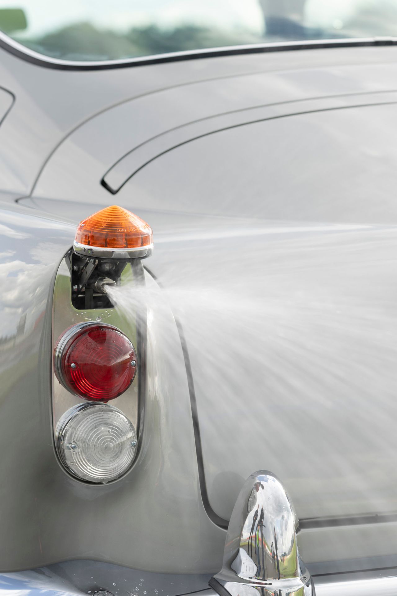 Aston Martin DB5 podle Jamese Bonda - 63 - Fotogalerie: Prohlédněte si výzbroj Aston Martin DB5 podle Jamese Bonda (5/32)