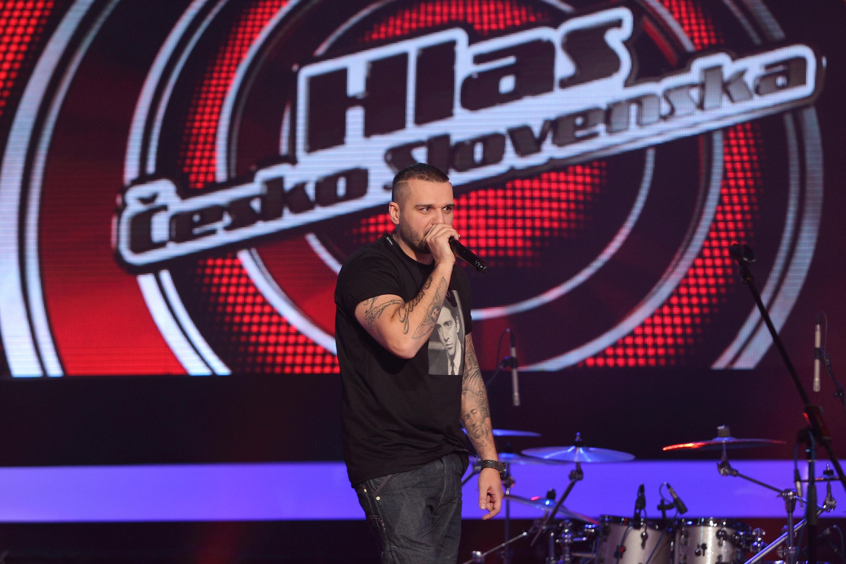 Taky Rytmus občas rád baví publikum. Na jednom z natáčecích dní Výběru naslepo předvedl o přestávce, jak brilantně ovládá beatbox. A fanoušci byli nadšení. - Galerie: Ochutnávka z Hlasu ČeskoSlovenska (7/8)