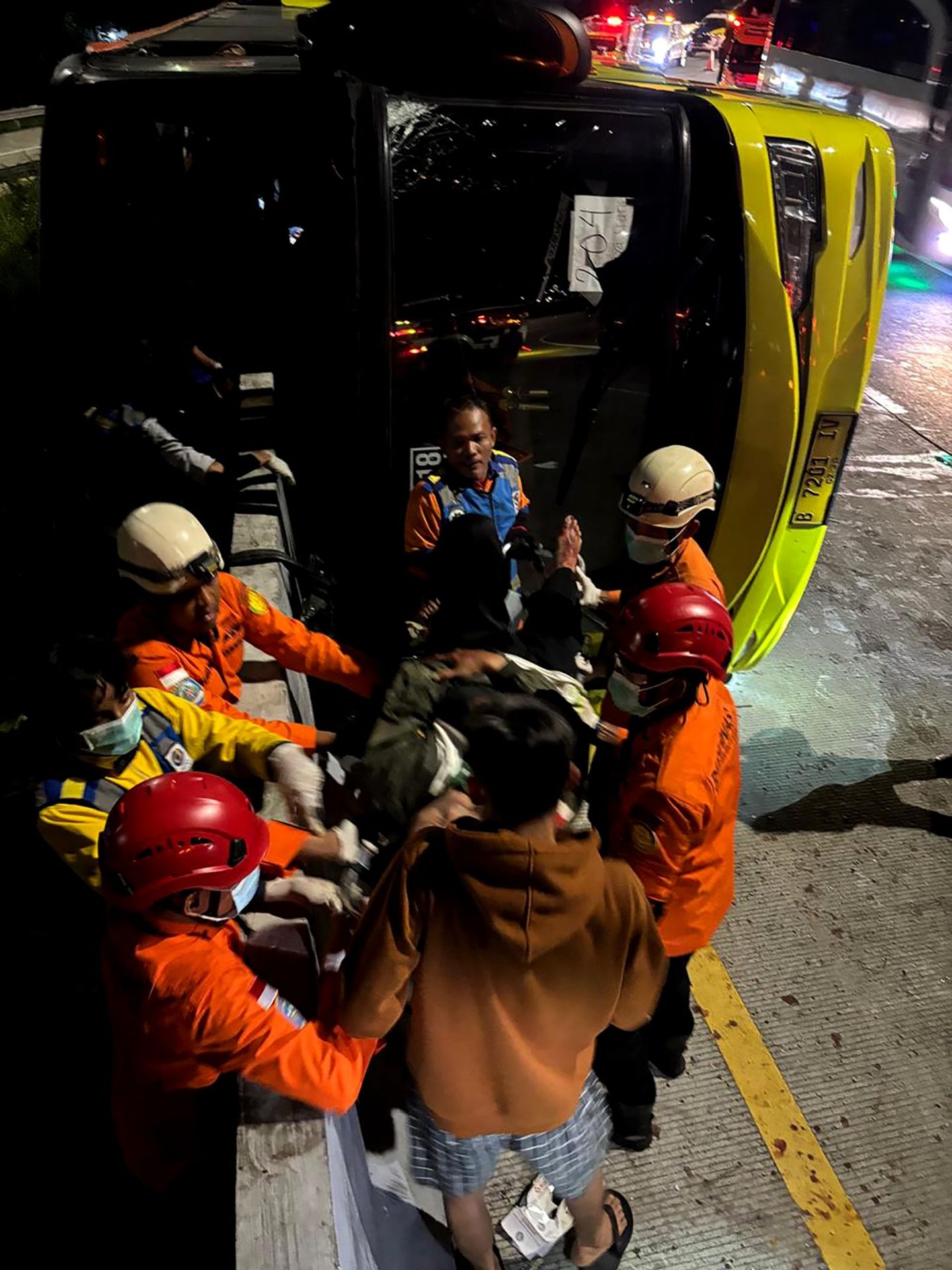 Nehoda autobusu v Indonésii - Nehoda autobusu v Indonésii (6/8)