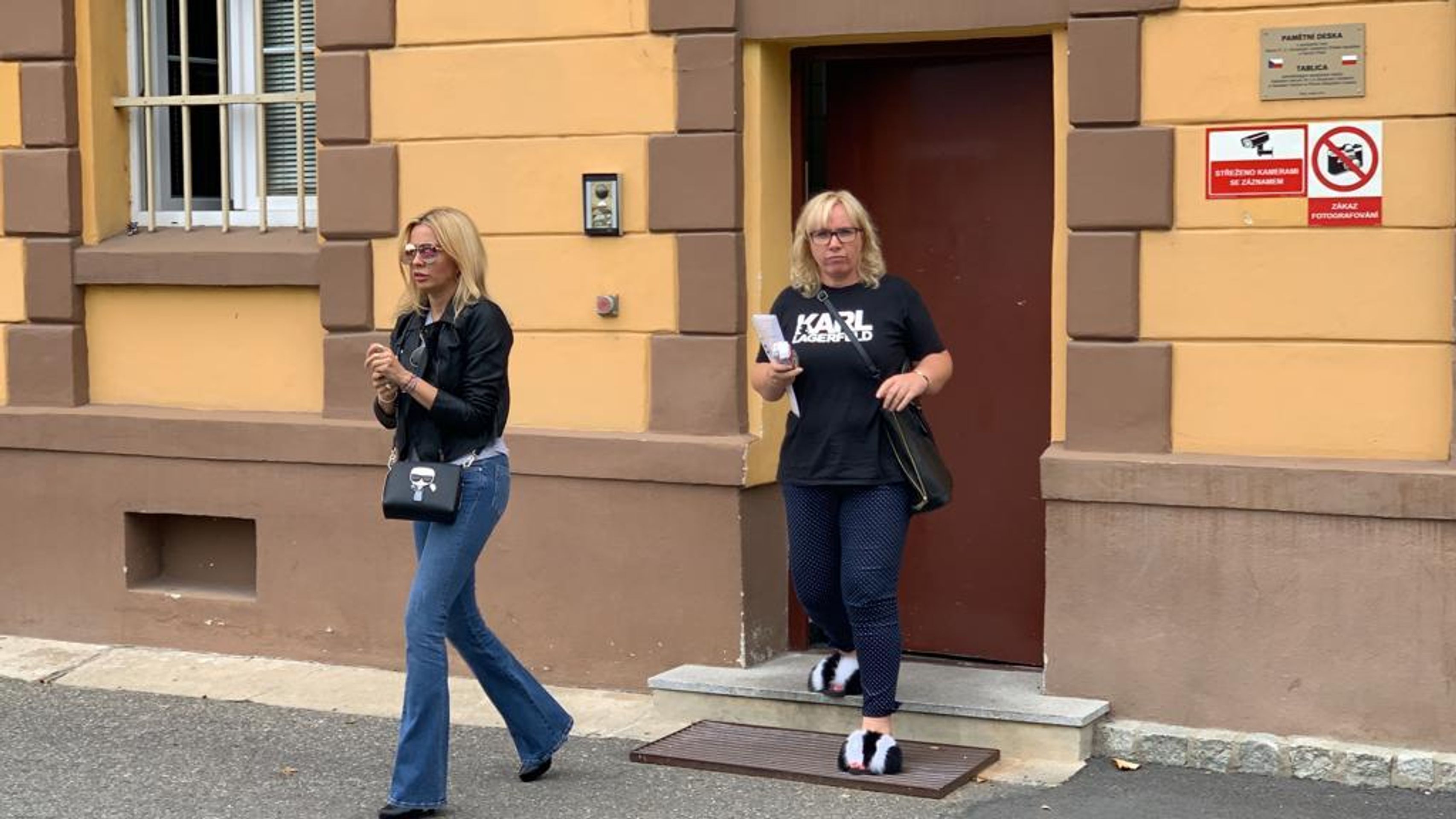 Kristelová navštívila Řepku ve věznici na Borech - 2 - GALERIE: Kristelová přijela za Řepkou do vězení (3/4)