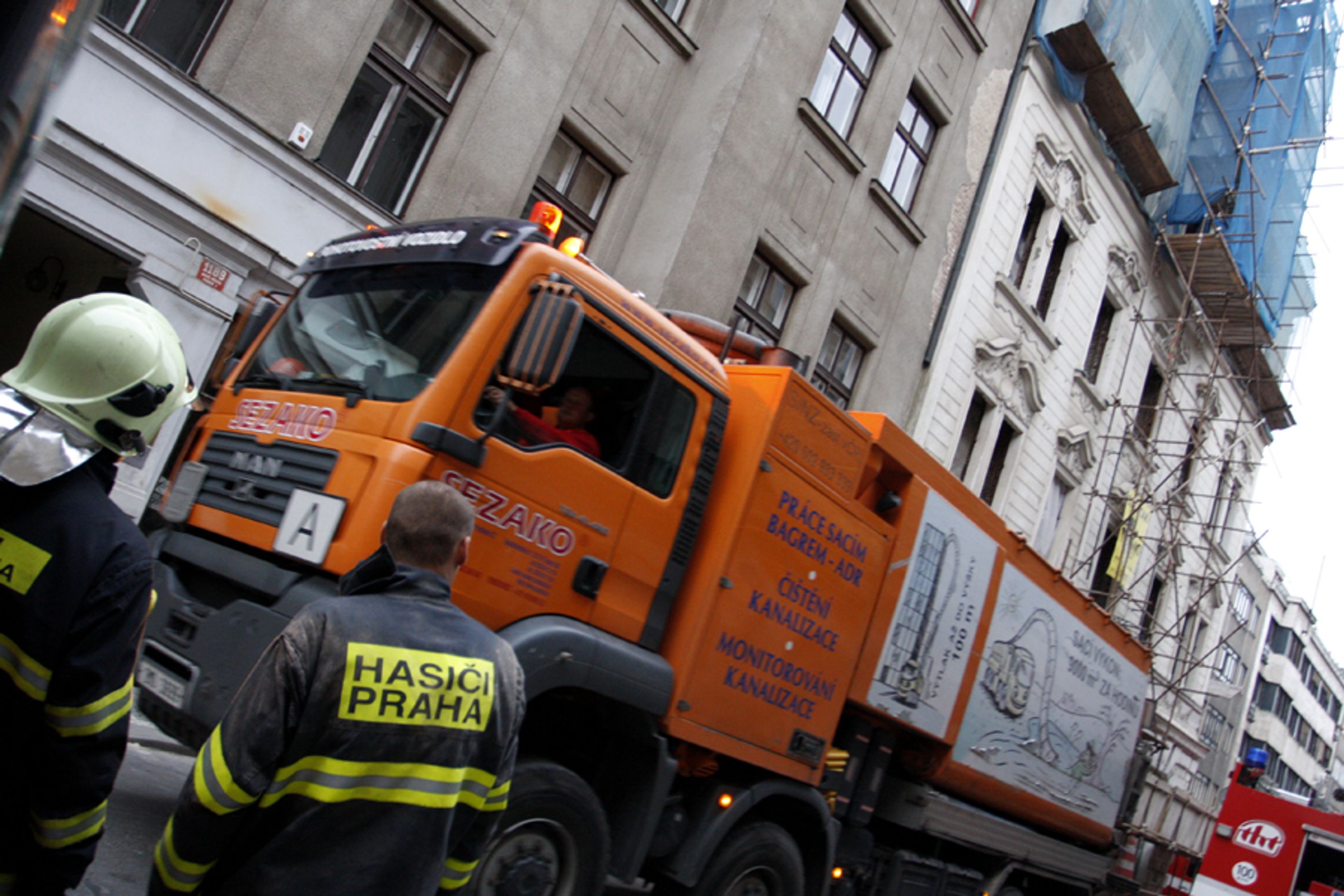 Záchrana čtveřice dělníků ze zříceného domu v Praze-7 - FOTOGALERIE: Záchrana čtveřice dělníků ze zříceného domu (7/8)
