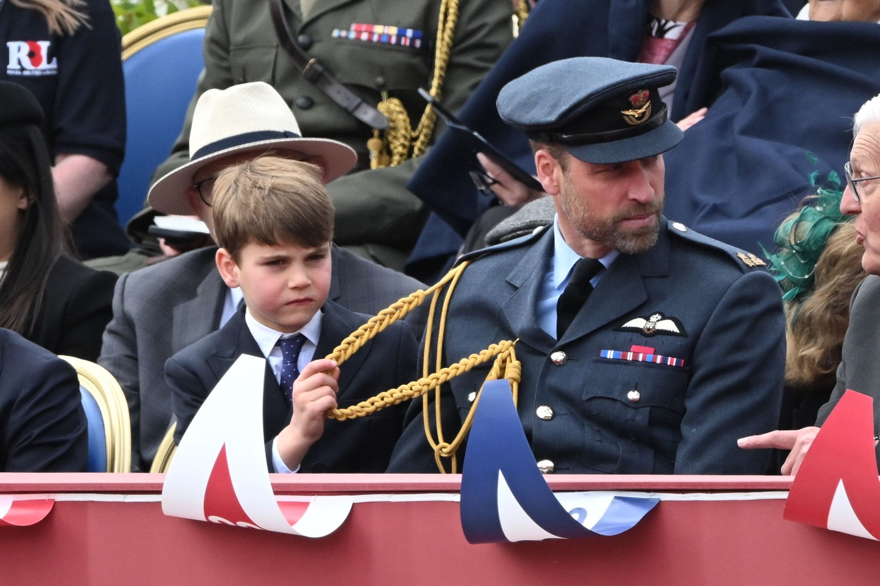 Princ William a princ Louis, 5. 5. 2025 Oslavy výročí konce druhé světové války - Princ Louis na oslavách konce druhé světové války (8/8)
