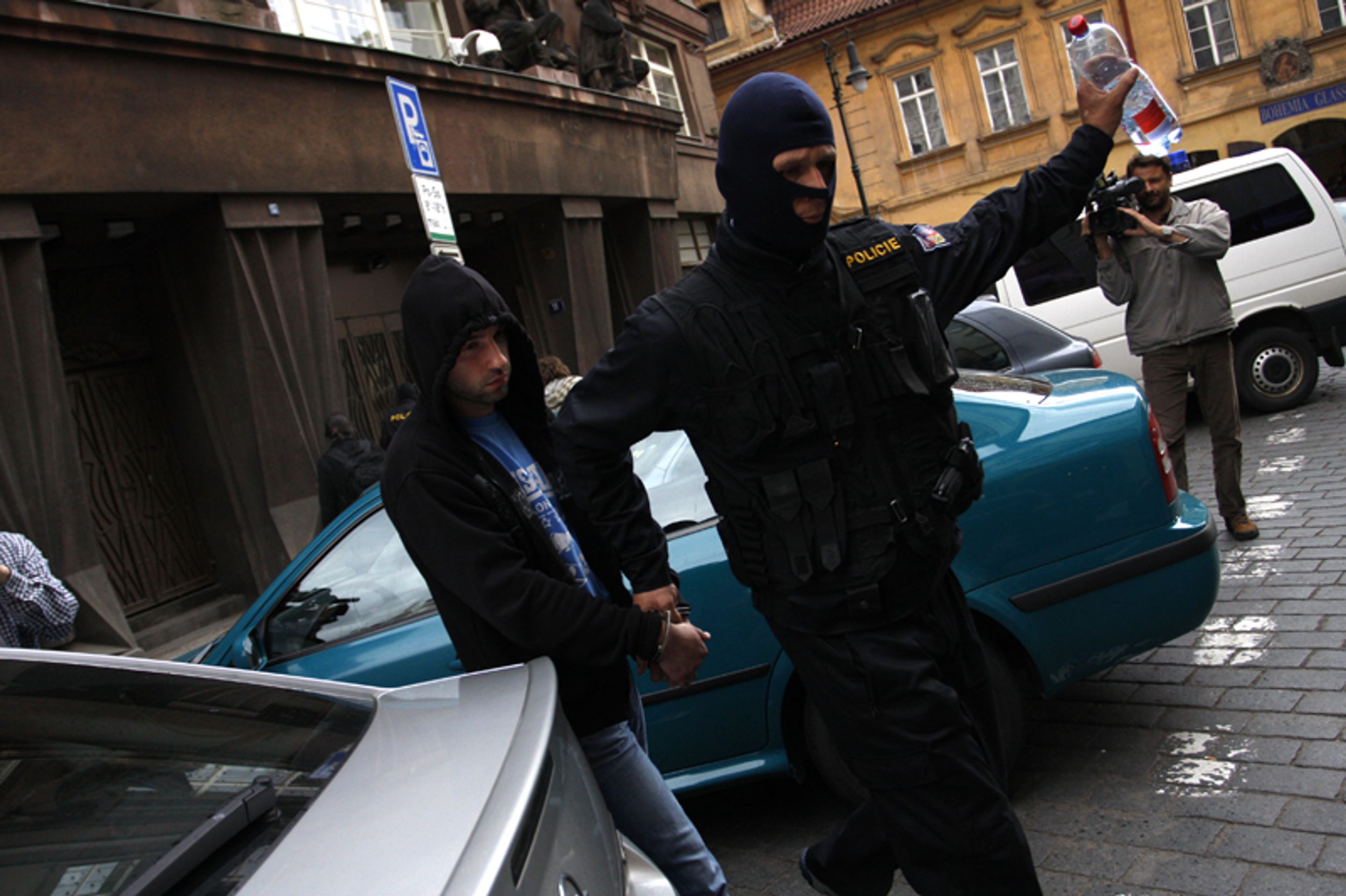 Policisté předvádějí extremisty zadržené při velké razii-7 - FOTOGALERIE: Policisté předvádějí extremisty zadržené při velké razii (4/18)