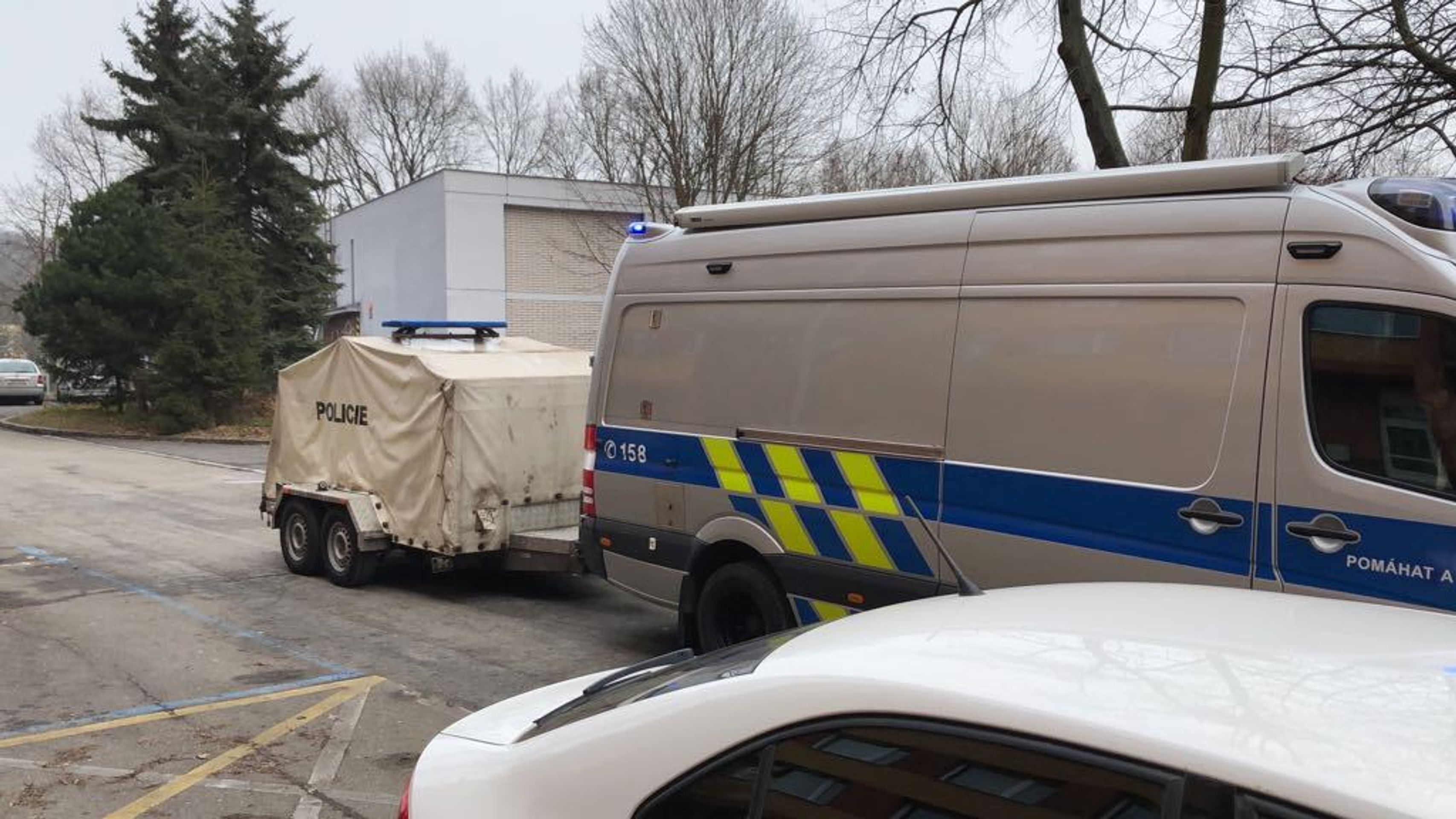 Evakuace a zásah policistů ve Famfulíkově ulici v Praze - 10 - GALERIE: Evakuace a zásah policistů ve Famfulíkově ulici (10/14)