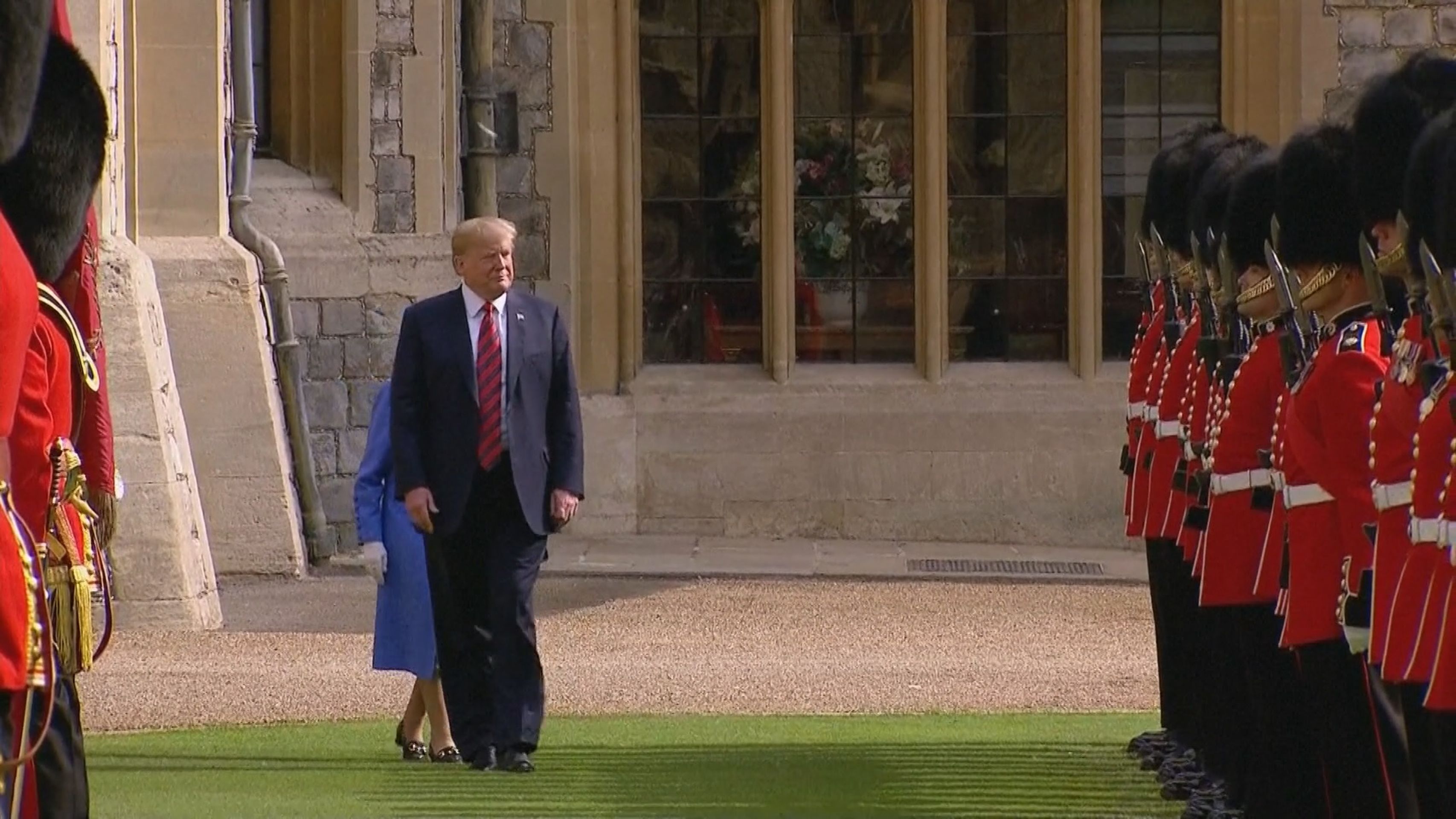 Donald Trump a královna Alžběta II. - 1 - GALERIE: Trapas Donalda Trumpa před britskou královnou (12/12)