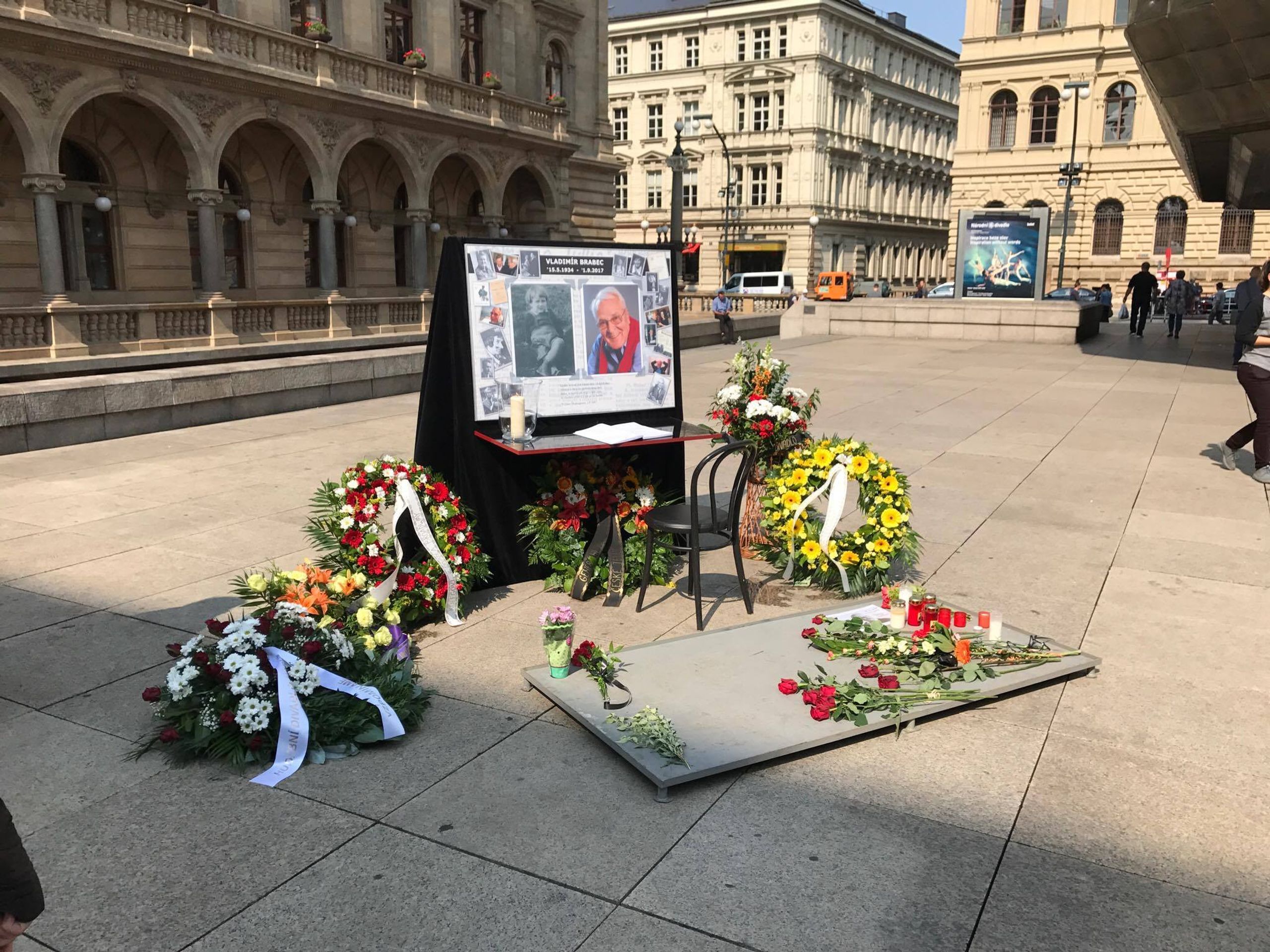 Poslední rozloučení s Vladimírem Brabcem u Národního divadla - 4 - GALERIE: Poslední rozloučení s Vladimírem Brabcem (3/6)