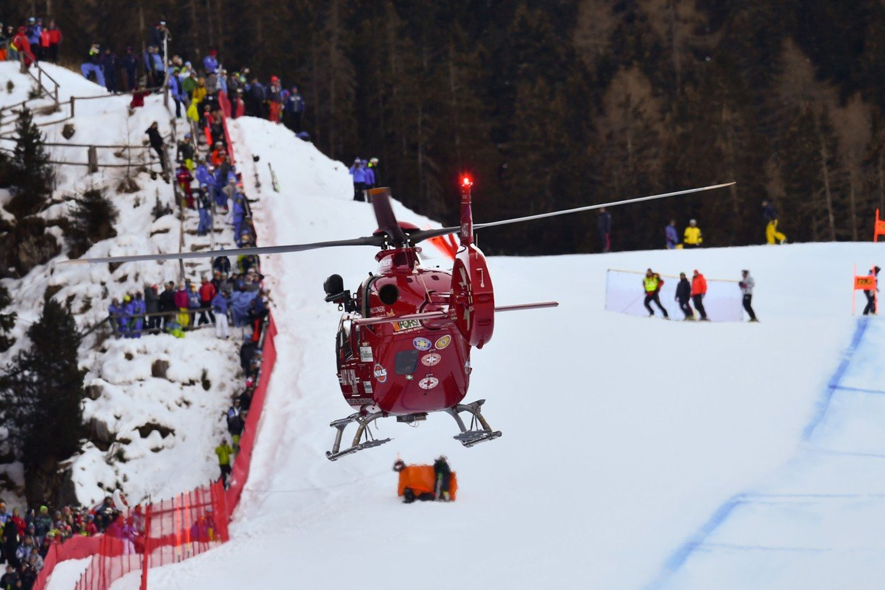 Pro sjezdaře letěla helikoptéra - GALERIE: Švýcarský sjezdař Marc Gisin ošklivě upadl (2/4)