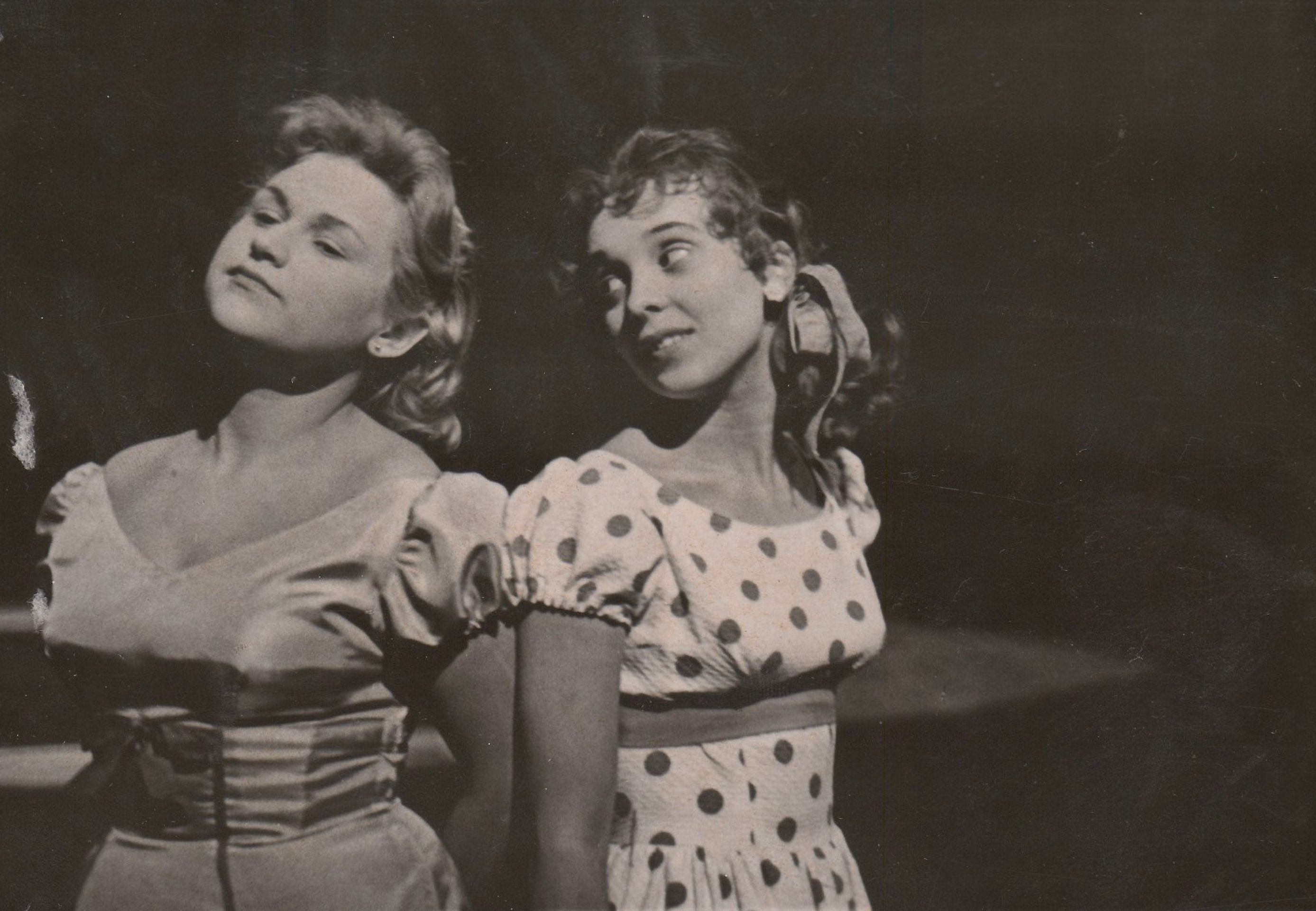 Alena Tománková a Jiřina Kiasová ve hře Srpnová neděle, 1959 - Alena Tománková-Matoušková (2/6)