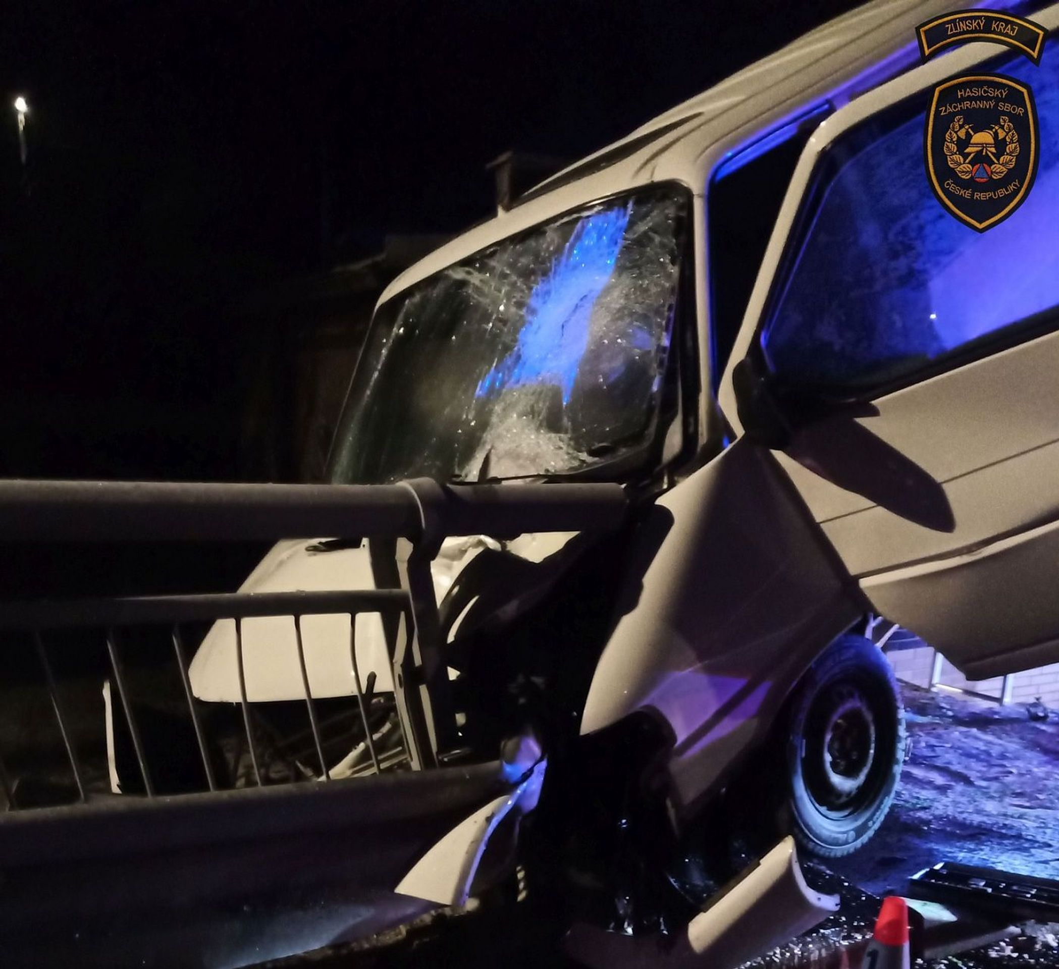 Auto v zábradlí na Zlínsku - Dodávka po nehodě trčela k nebi (1/3)