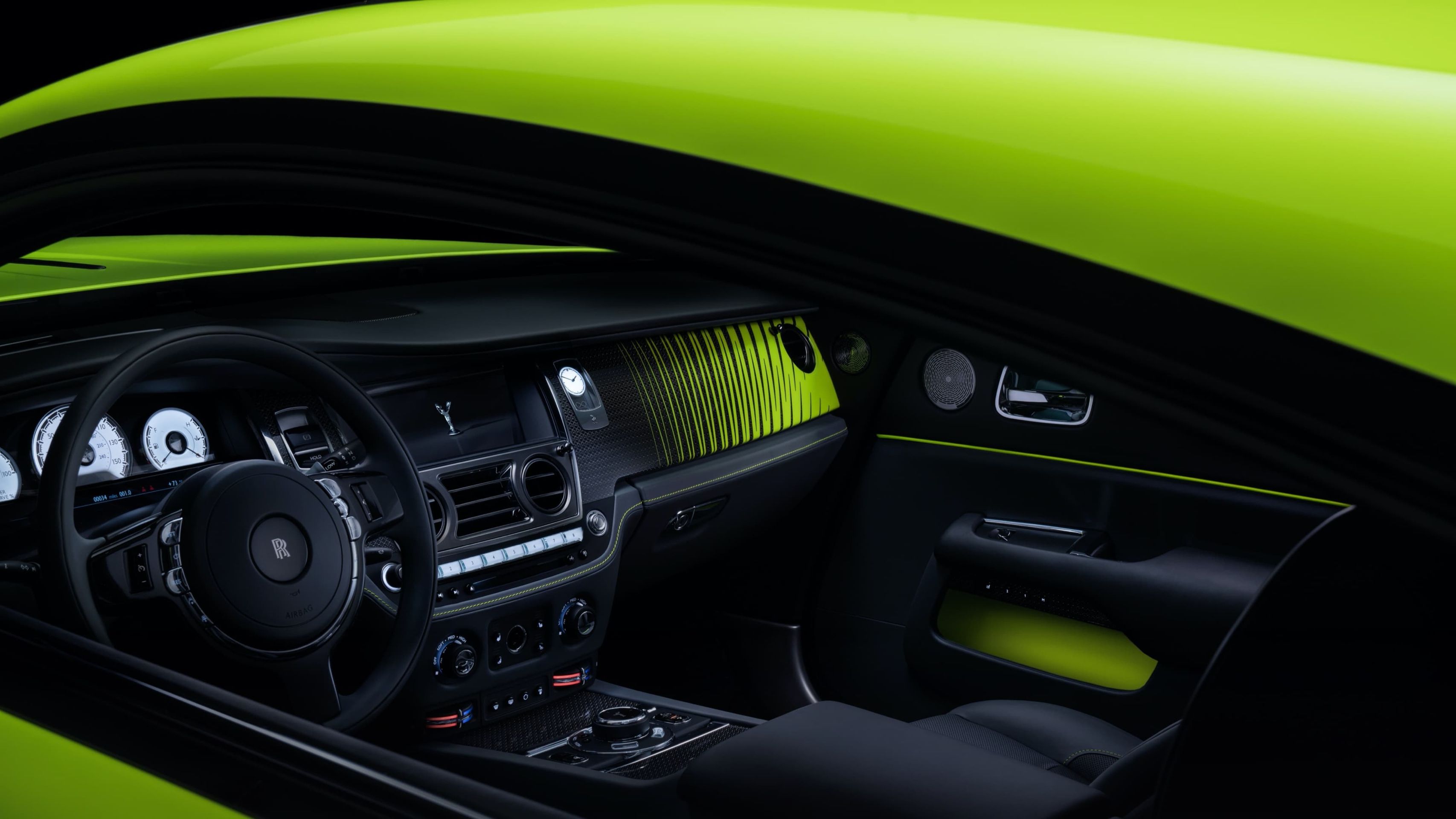 Vozy Rolls-Royce z edice Neon Nights - 24 - Fotogalerie: Jak se vám líbí rollsy v divokých barvách? (4/11)