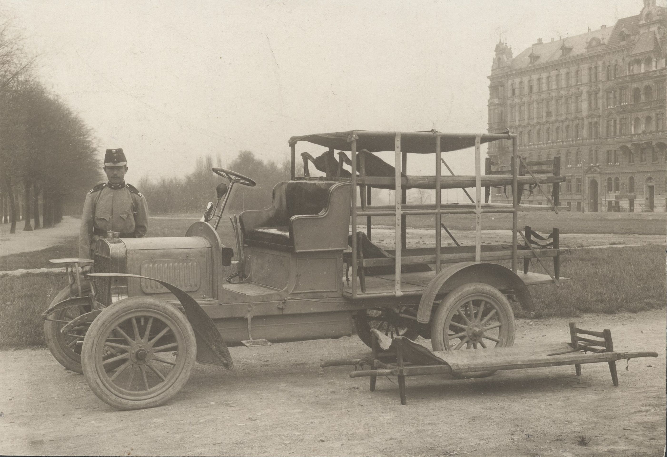 Historické sanitní vozy Škoda - 5 - GALERIE: Škodovky ve službách lékařů (5/5)