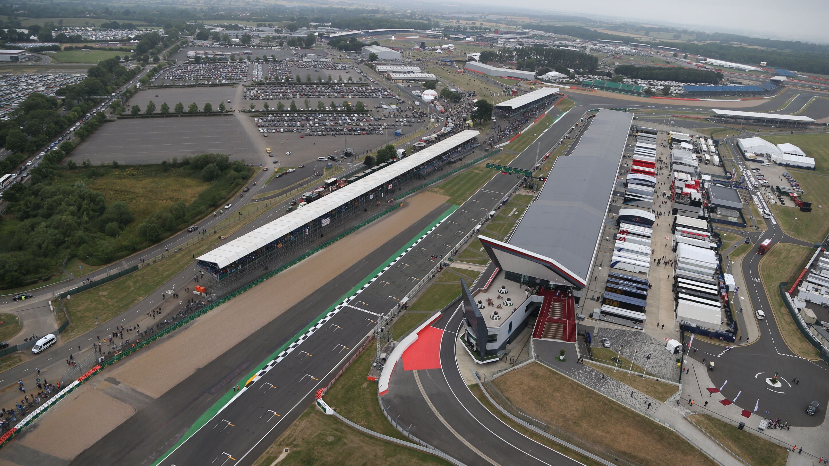 Startovní prostor na okruhu Silverstone - Okruh Silverstone ve Velké Británii (1/3)