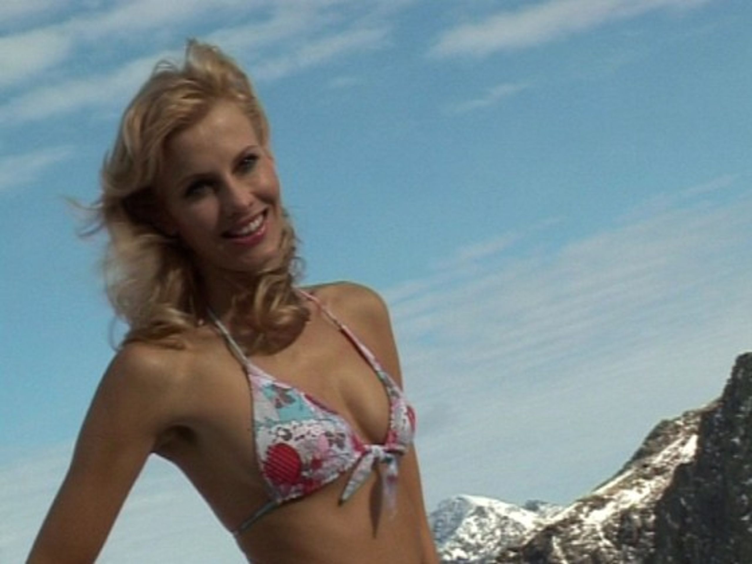 Finalistka České Miss 2007 Tereza Kozáková v Alpách - Adrenalinové Missky natáčely v plavkách na sněhu (2/3)
