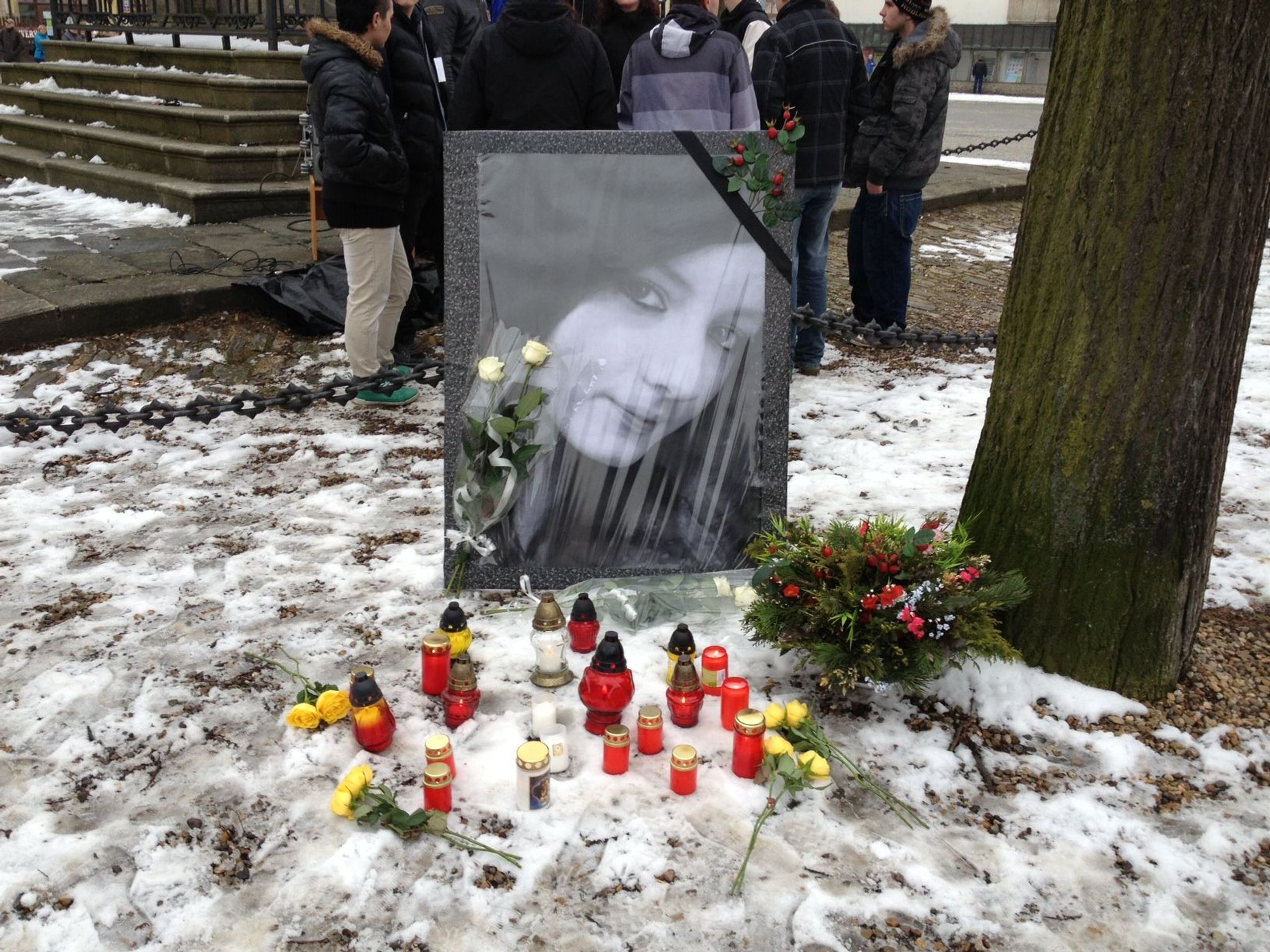Náměstí v Jihlavě - pietní akce 2 - GALERIE: Pietní shromáždění k uctění památky zavražděné studentky Petry (2/18)