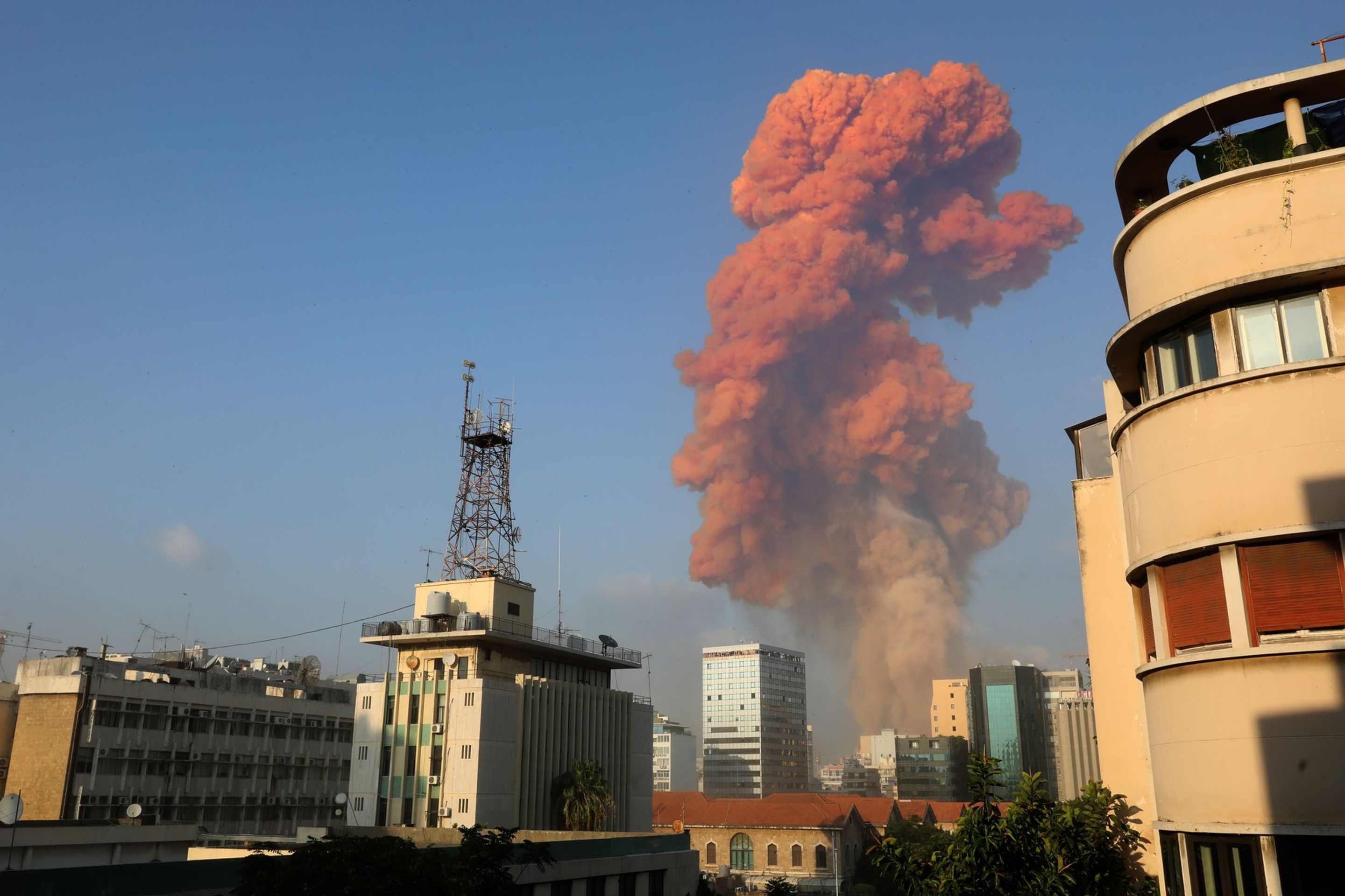 Masivní exploze v Bejrútu - GALERIE: Libanonským hlavním městem Bejrút otřásly dva masivní výbuchy (10/10)