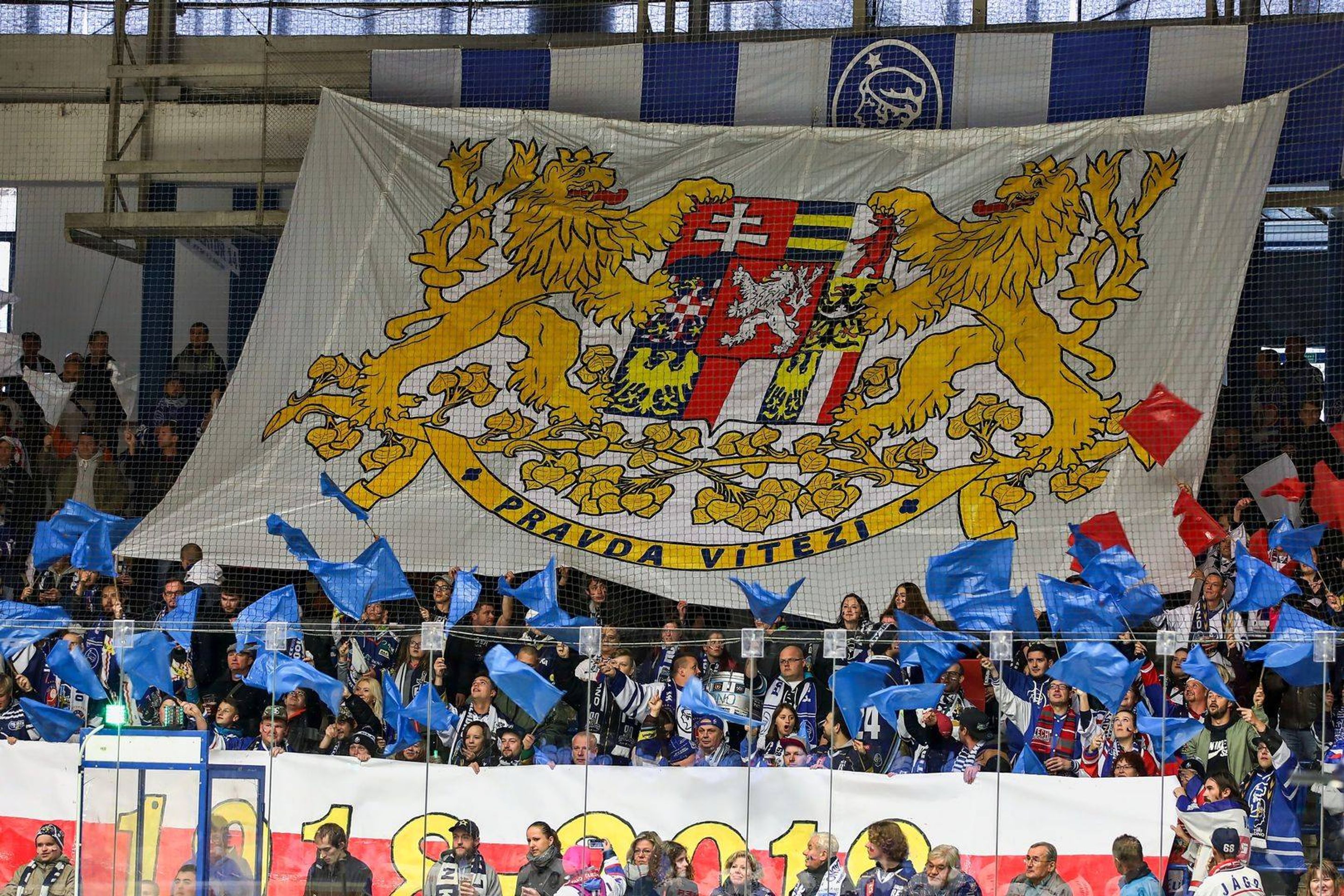 Kladenské choreo - GALERIE: Oslavy 100 let od založení republiky mezi sportovci (4/6)
