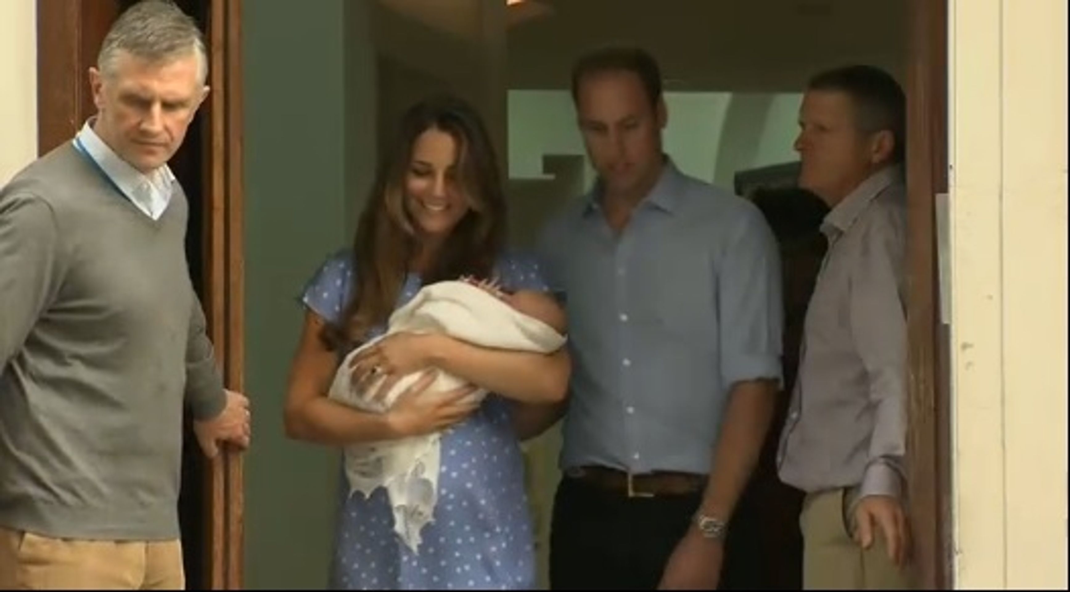 Kate a William ukázali syna - 9 - GALERIE: Kate a William ukázali dědice trůnu světu (9/24)