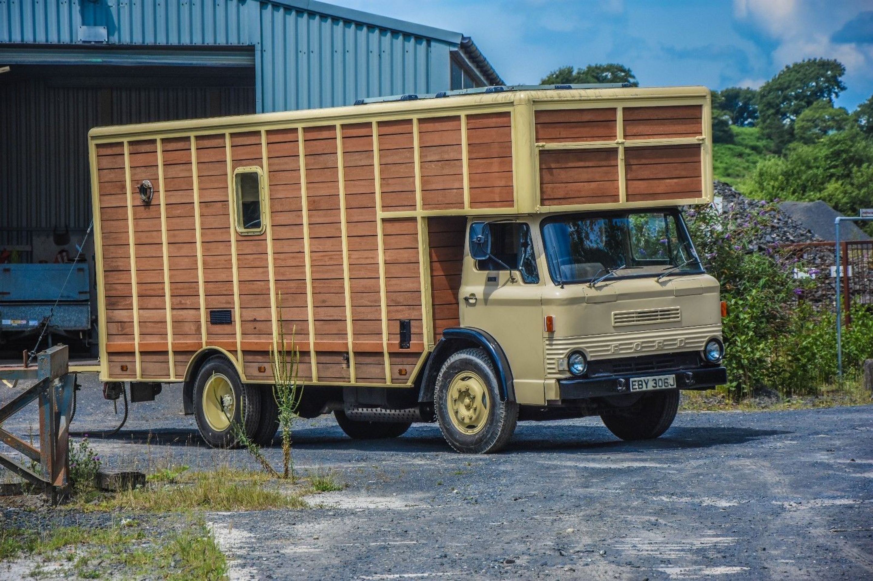 karavan - 24 - GALERIE: Přepravník na koně přestavěl na obytné auto (1/12)