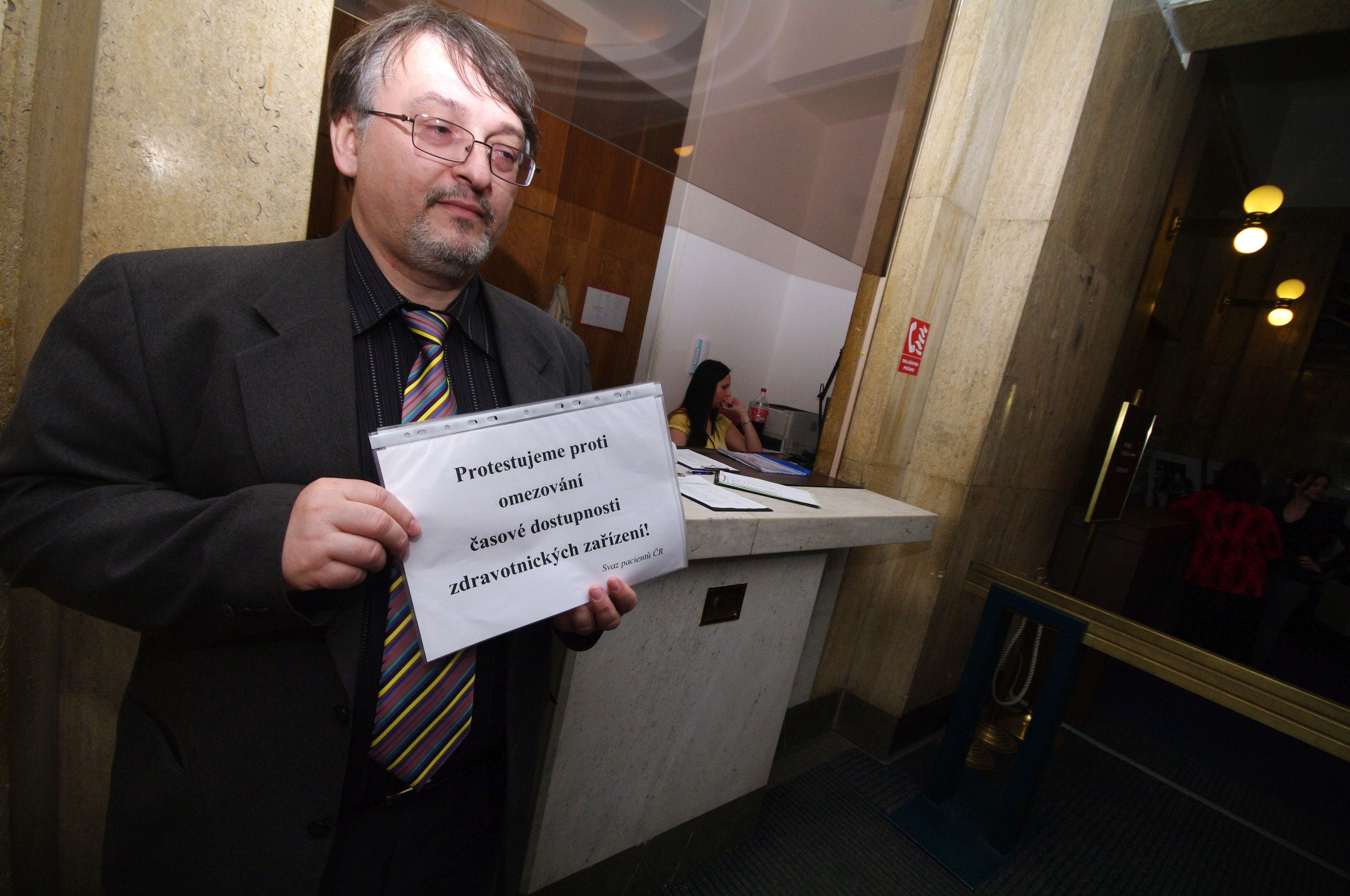 Postižení demonstrují před ministerstvem zdravotnictví - 3 - Postižení demonstrují před ministerstvem zdravotnictví (8/10)