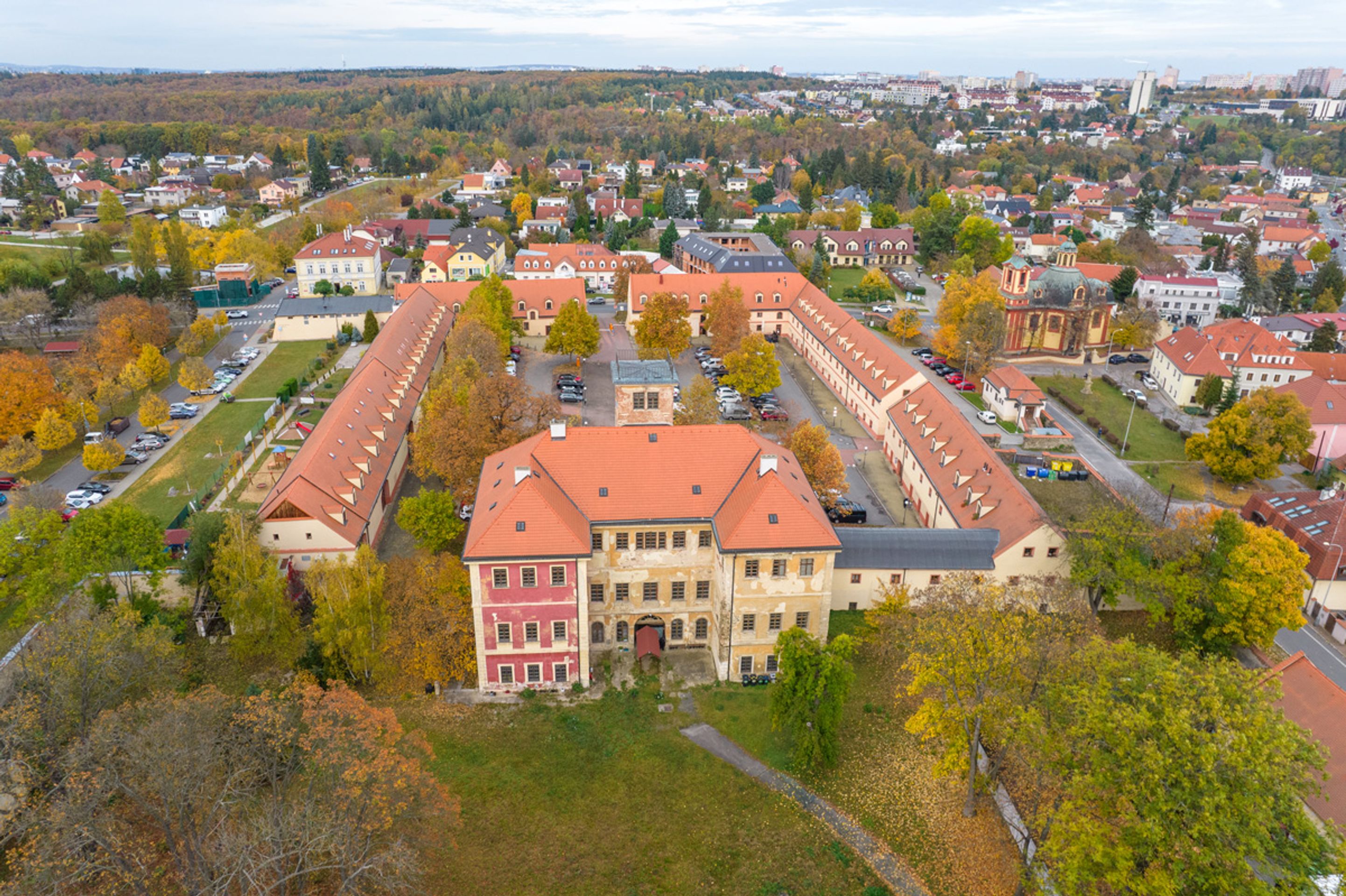 Zámek Kunratice (1) - Stát se zbavuje nepotřebného majetku (3/12)