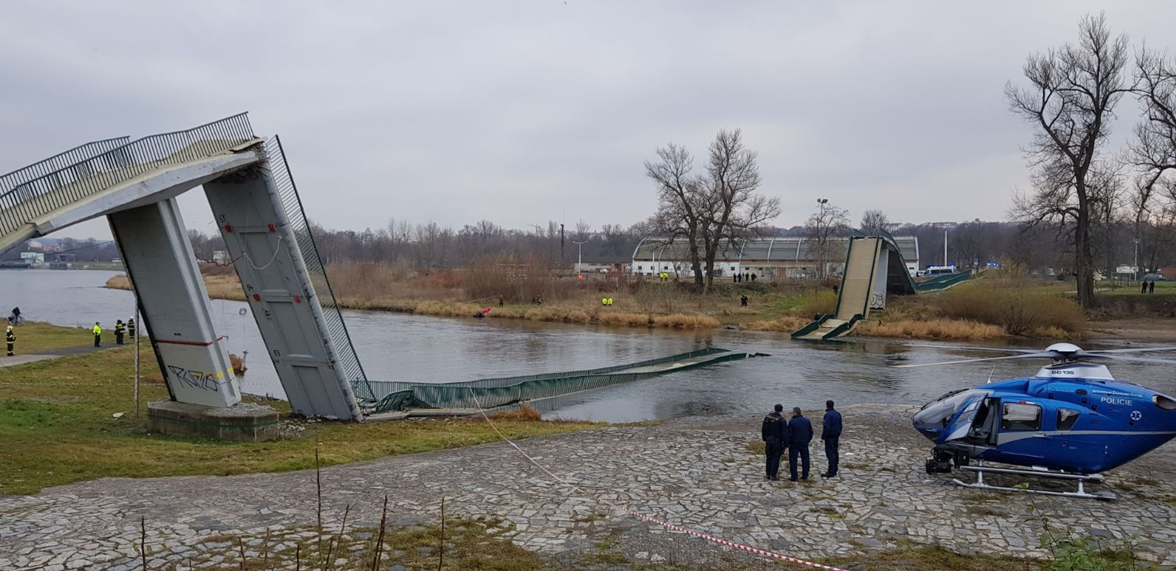 Lávka Troja - 1 - GALERIE: Pěší lávka se propadla u Trojského mostu do Vltavy (1/12)