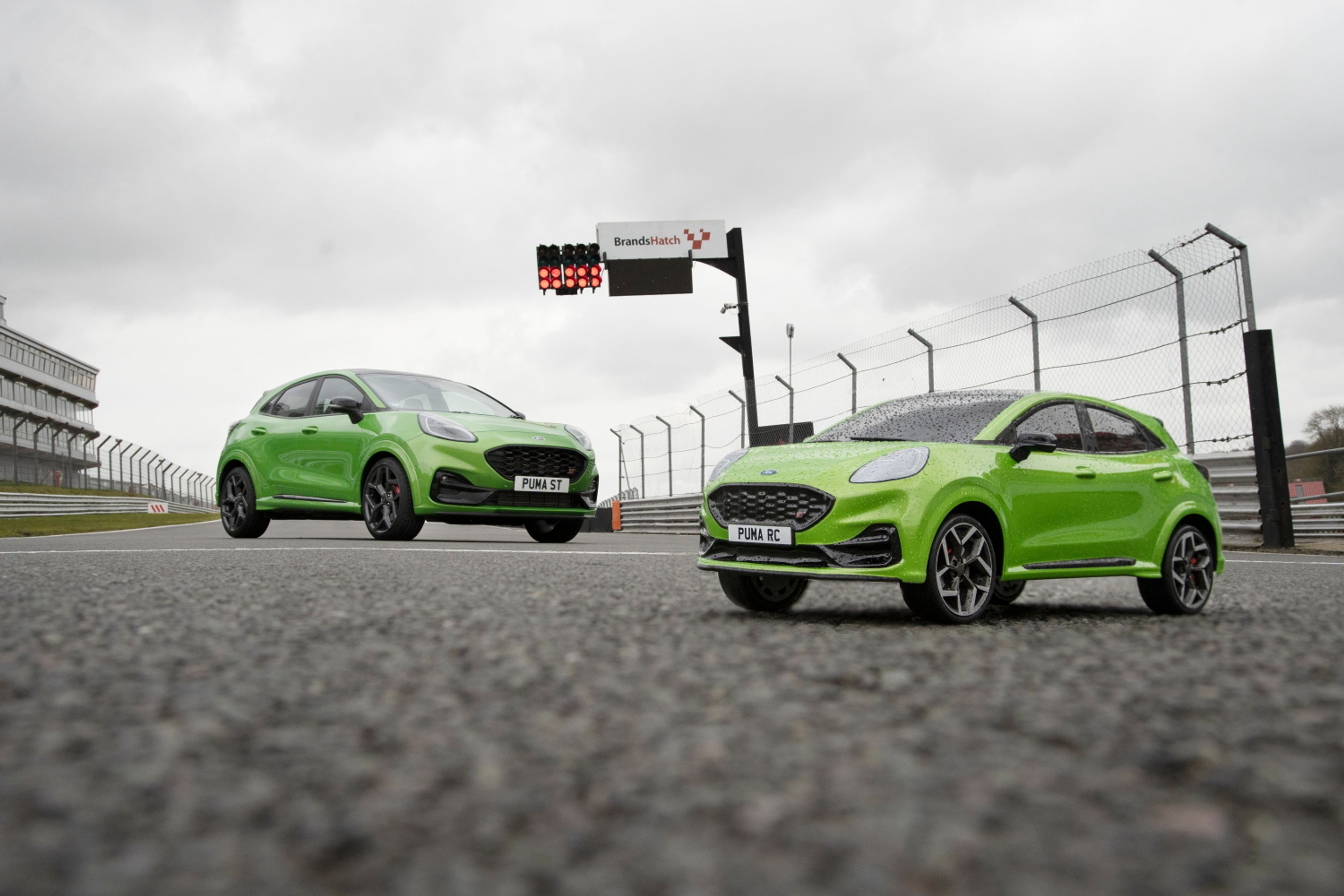 Sportovní SUV Ford Puma ST vs. model Puma ST RC - 6 - Fotogalerie: Sportovní SUV Ford Puma ST vs. RC model (1/11)