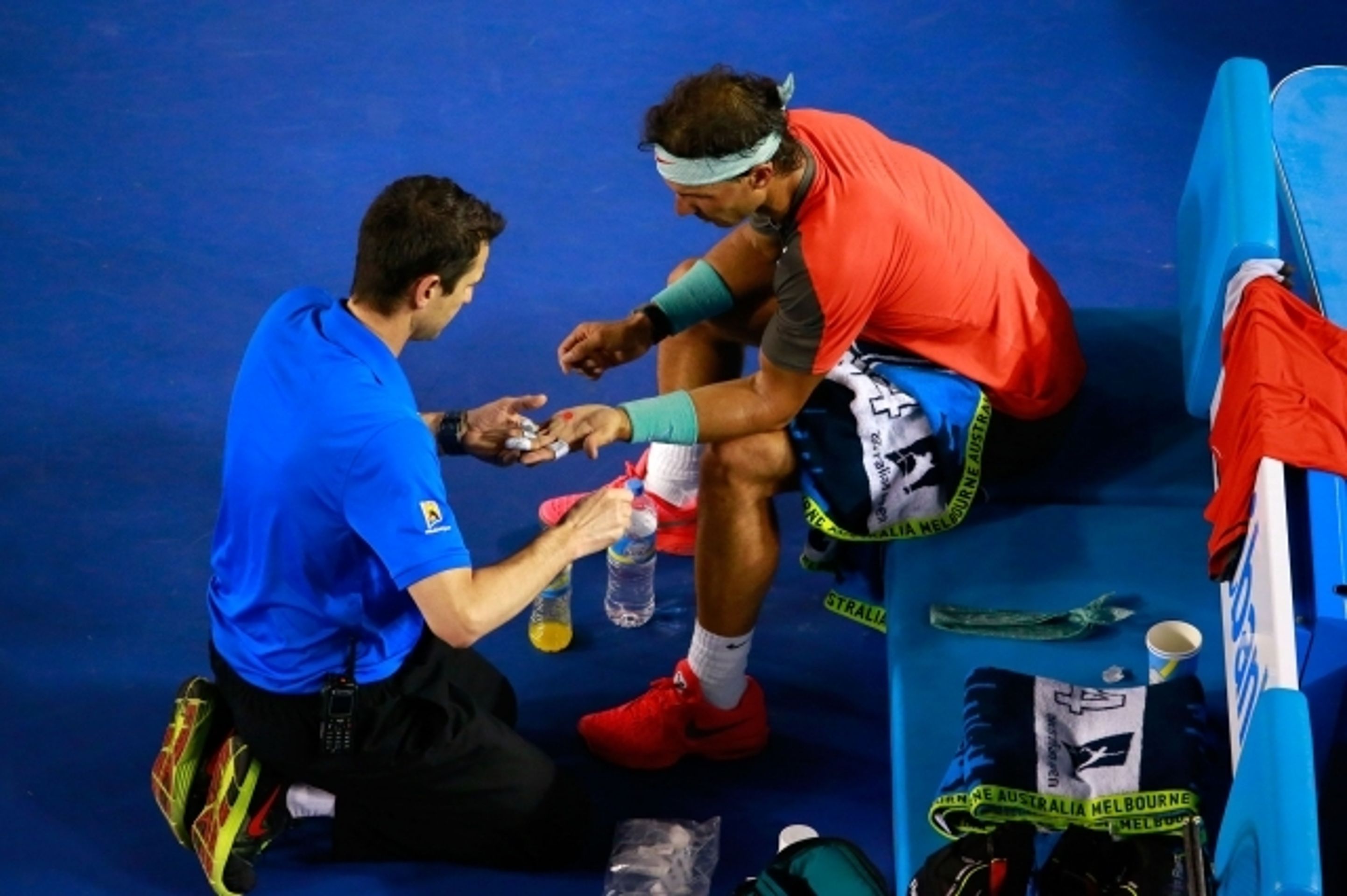 Rafael Nadal a jeho prasklý puchýť - 4 - GALERIE: Rafael Nadal postoupil do finále i se zkrvavenou dlaní (5/8)