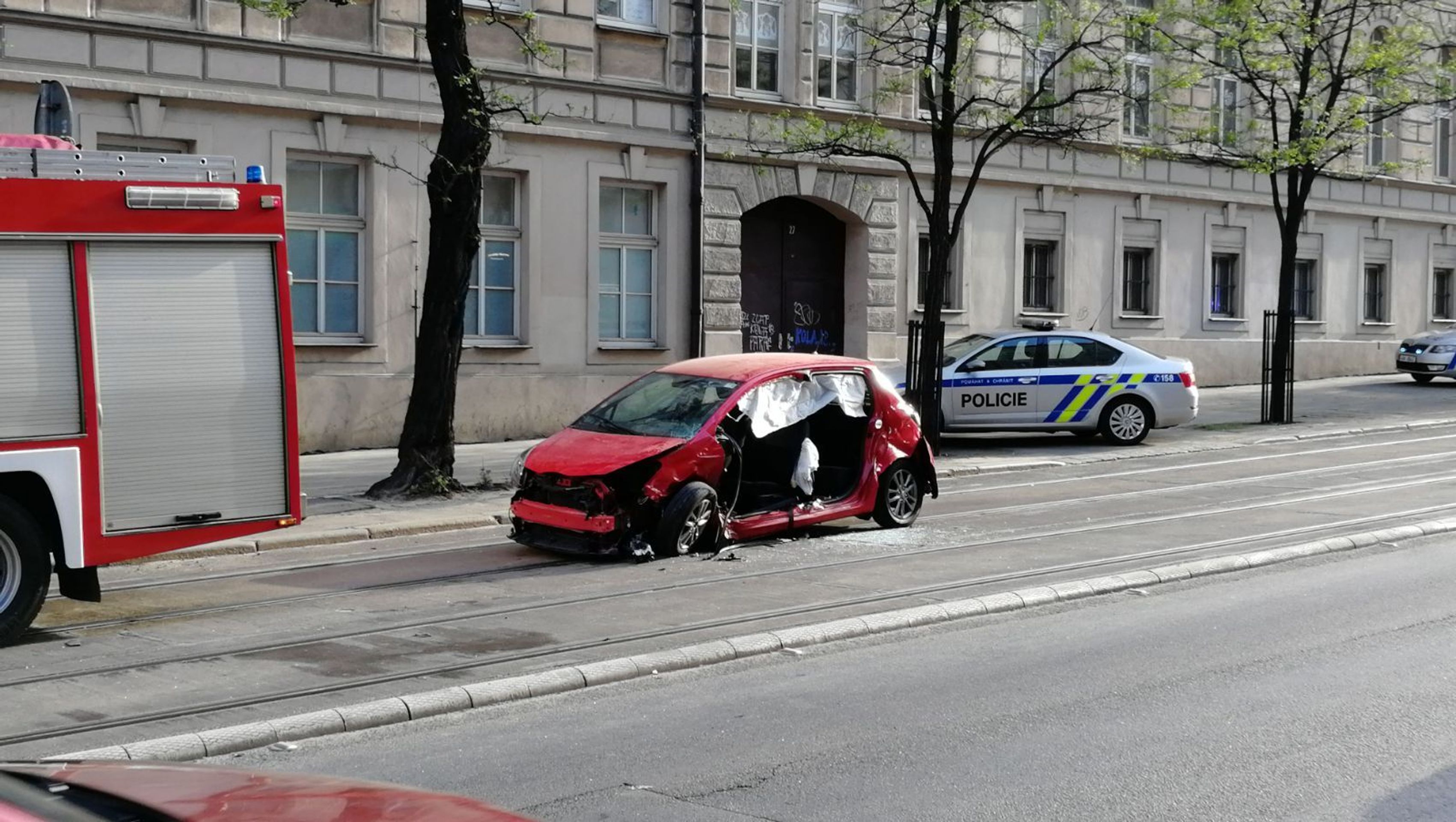 Nehoda policejního auta v Praze - 1 - GALERIE: Nehoda policejního auta v Praze (6/10)